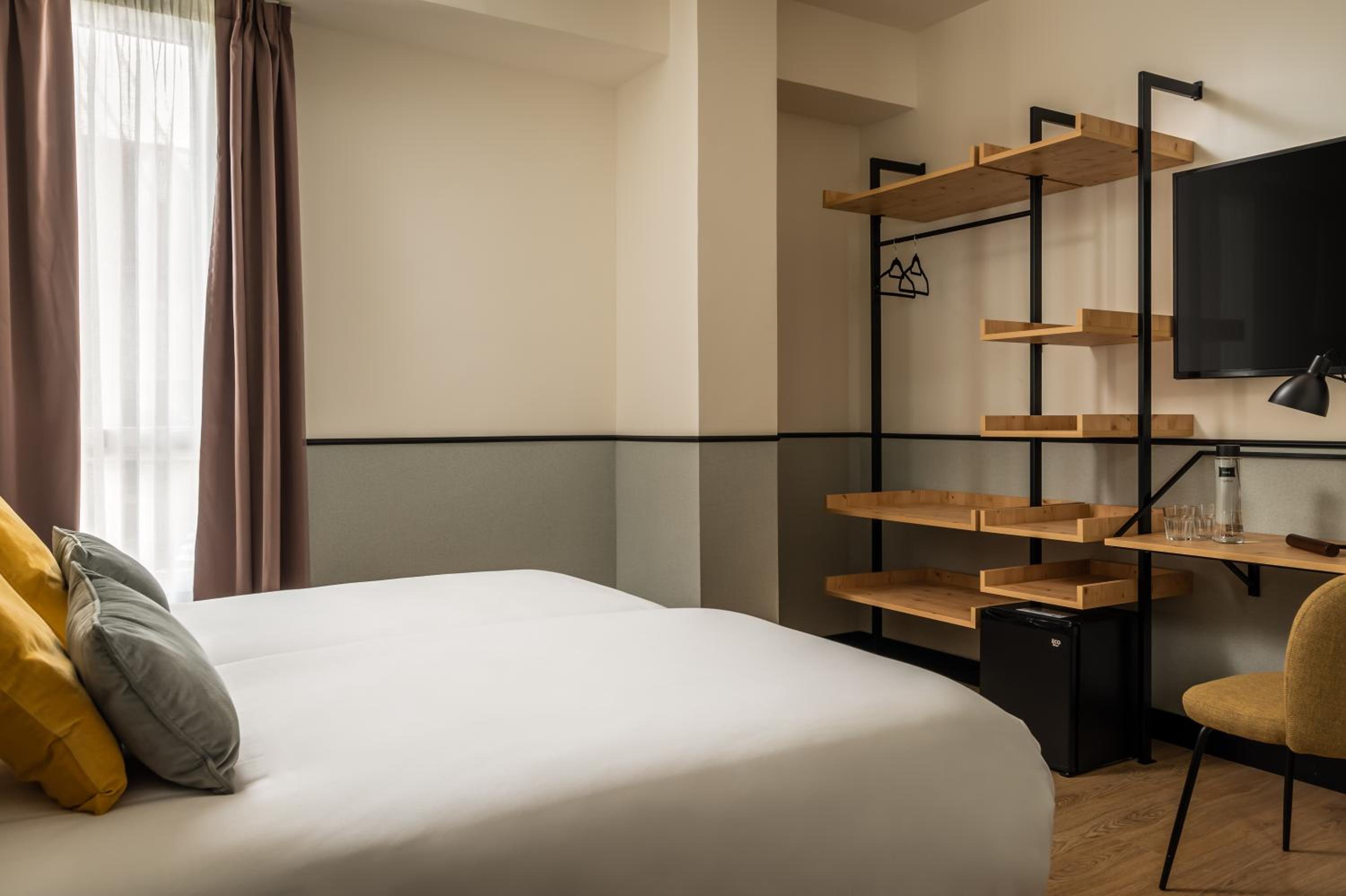Twin Room - Photo 2