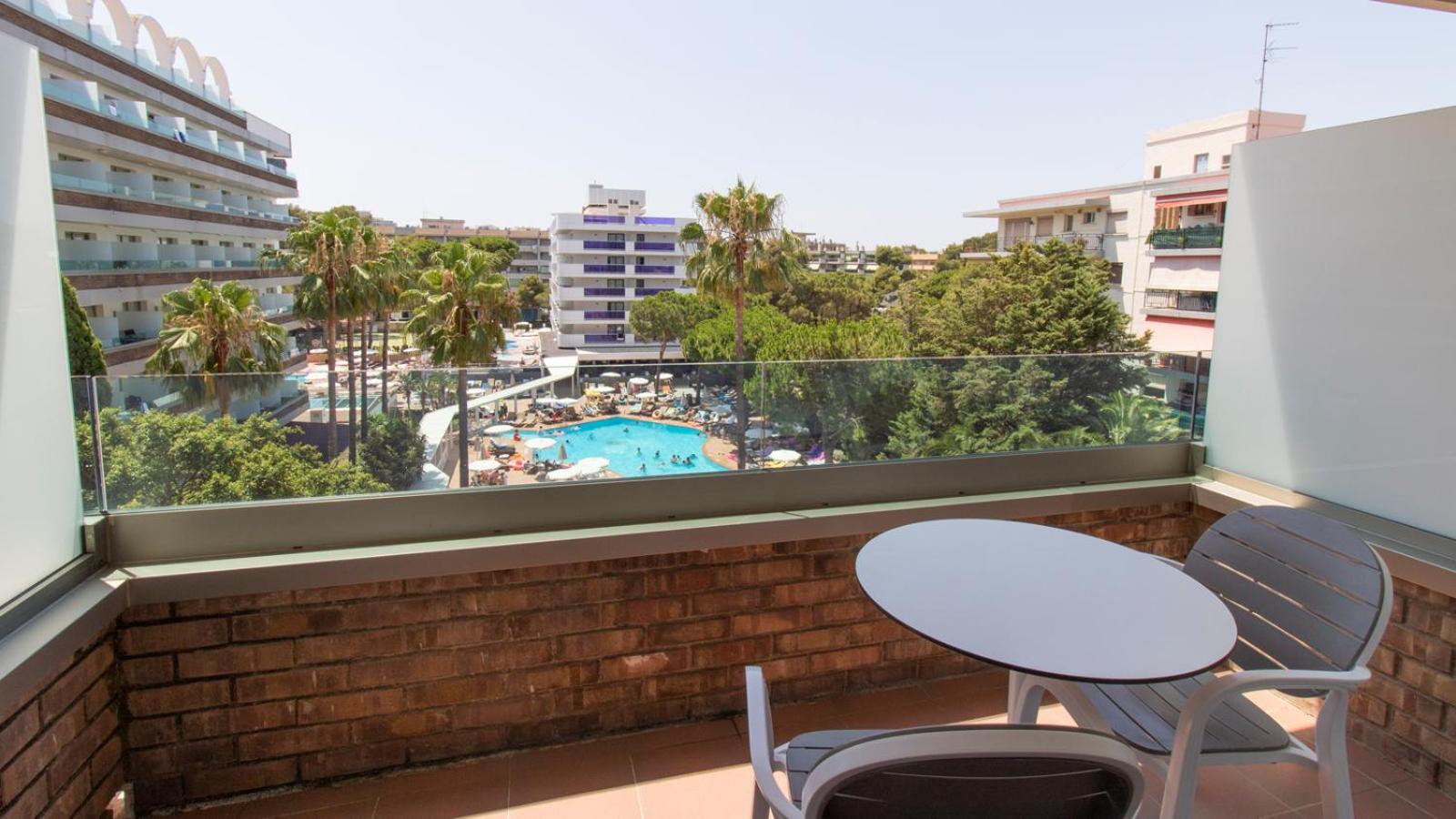 Double Room with Pool View - Photo 4