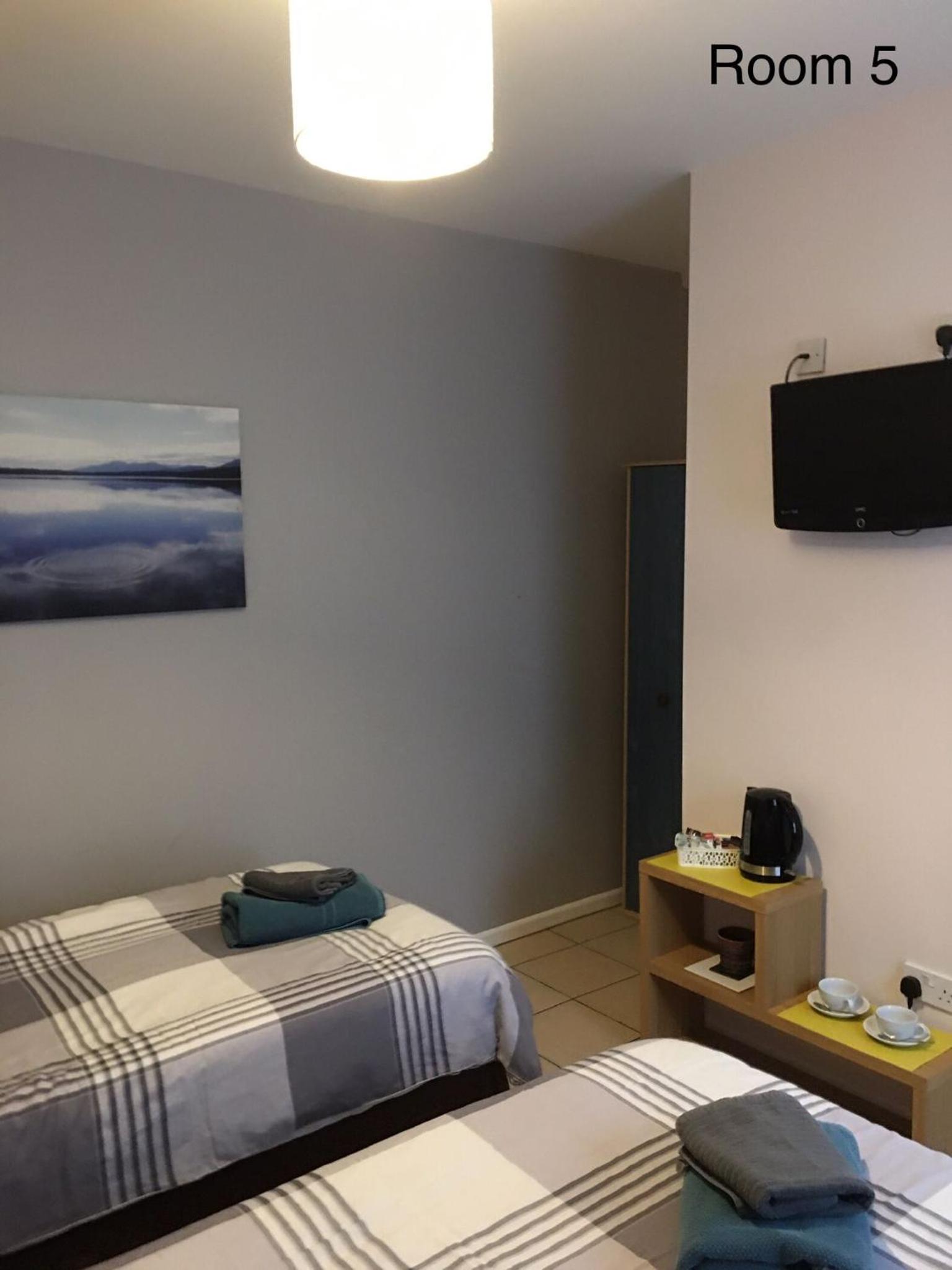 Double or Twin Room with Private Bathroom - Photo 3