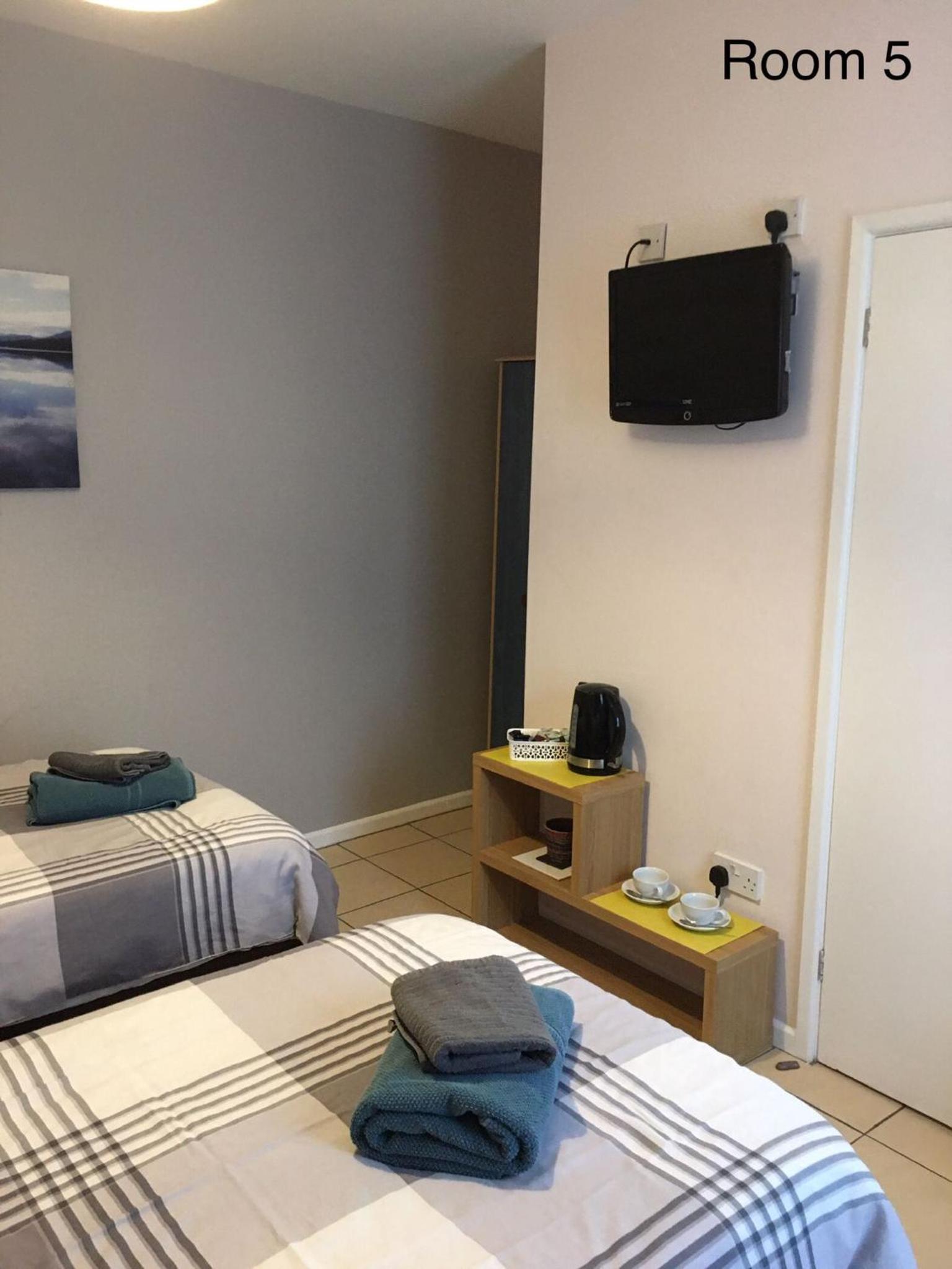 Double or Twin Room with Private Bathroom - Photo 2