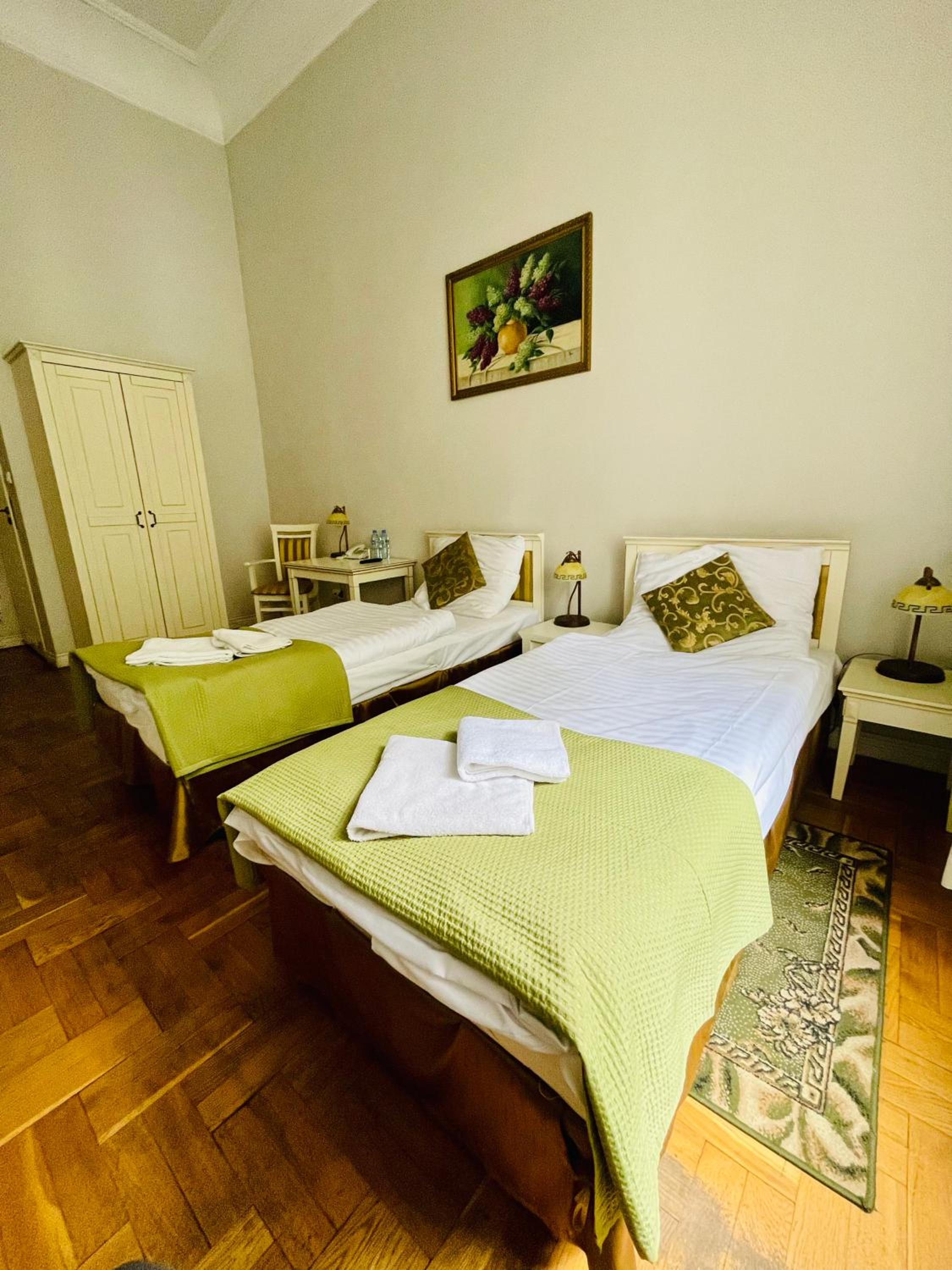 Twin Room - Photo 1