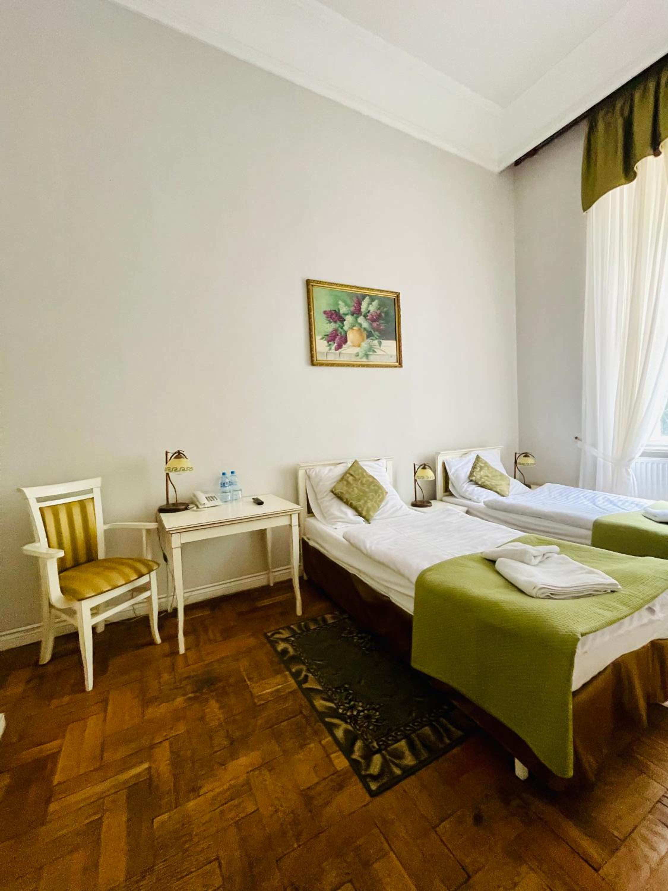 Twin Room - Photo 4