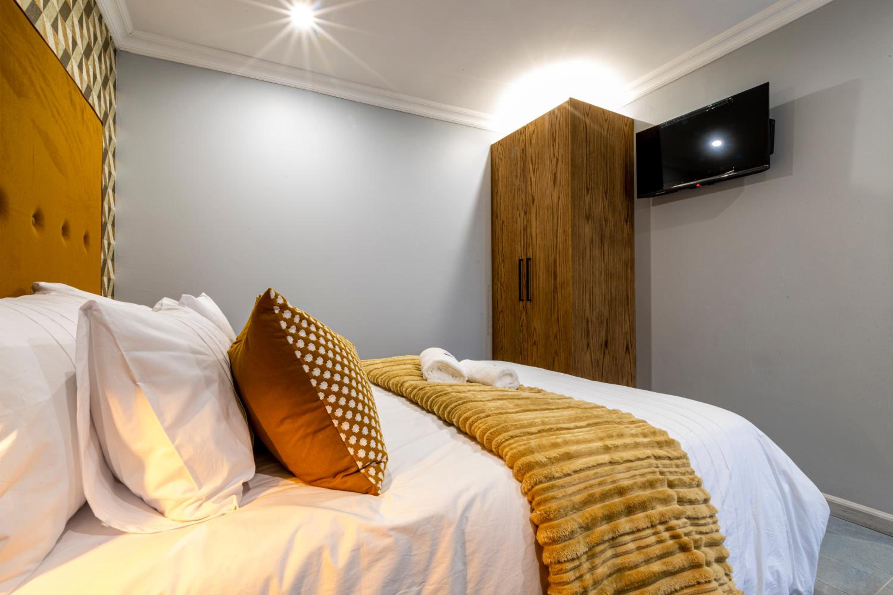 Double Room - Photo 8