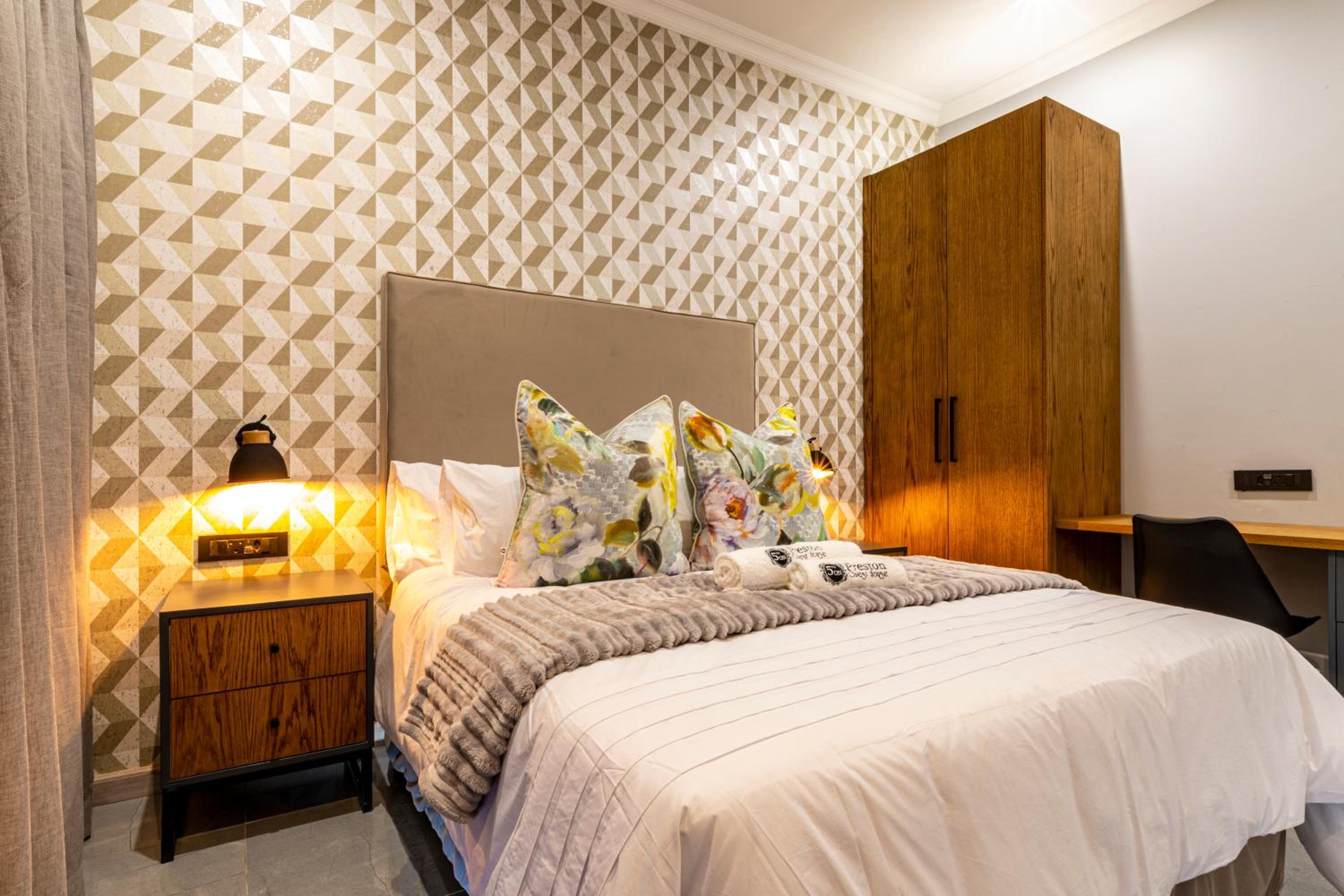Queen Room - Photo 2
