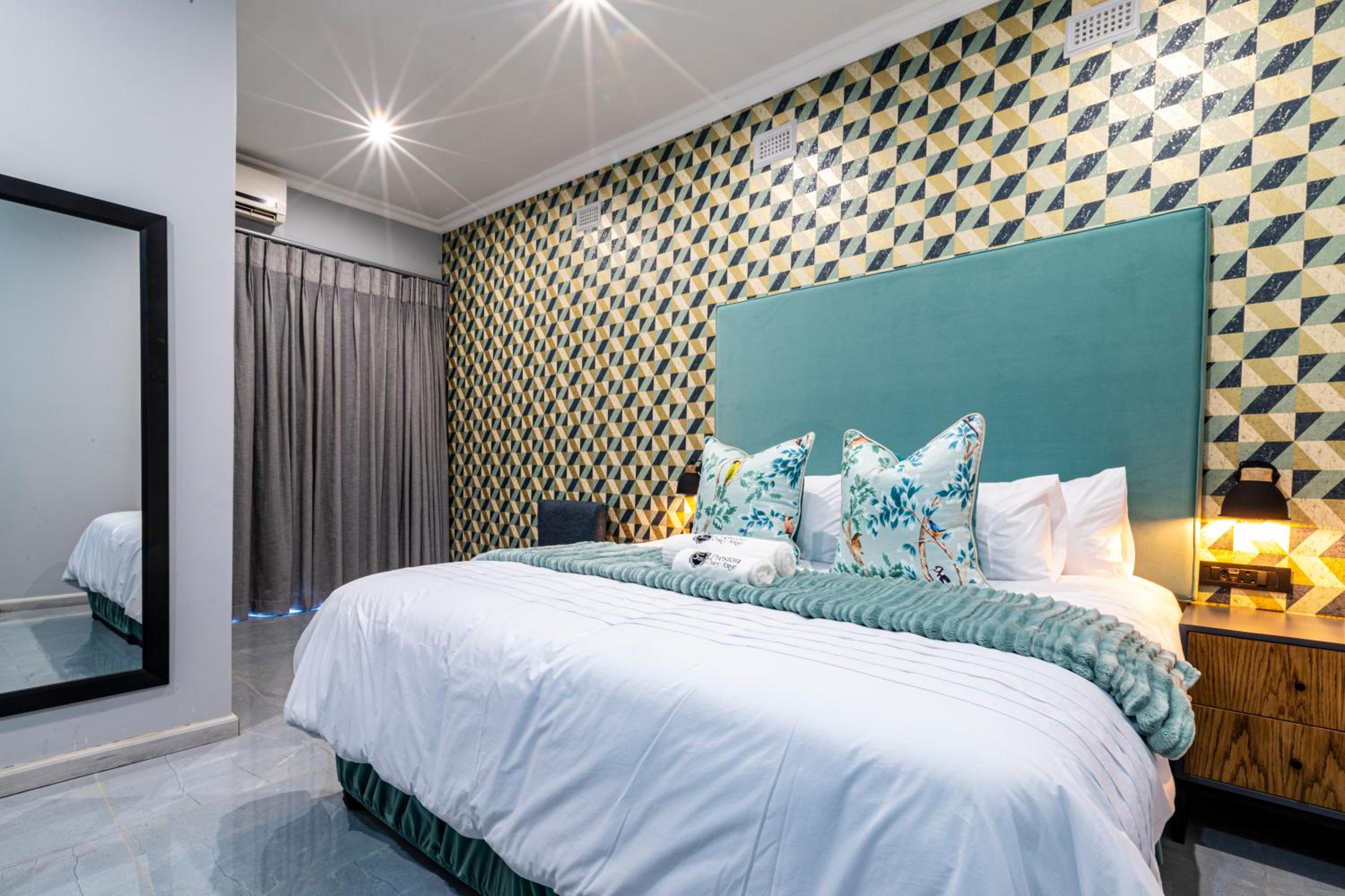 Superior King Room - Photo 17