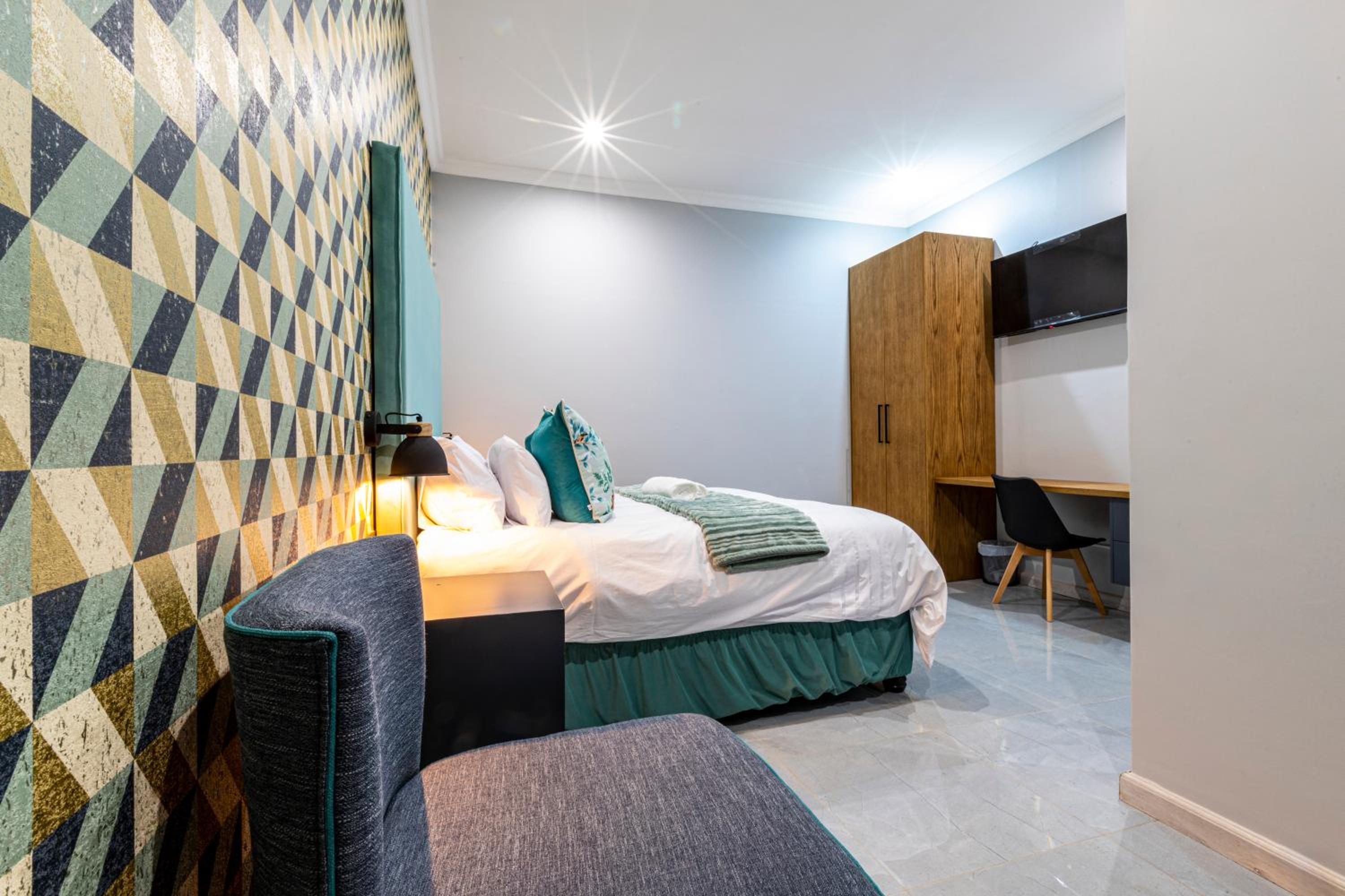Superior King Room - Photo 11