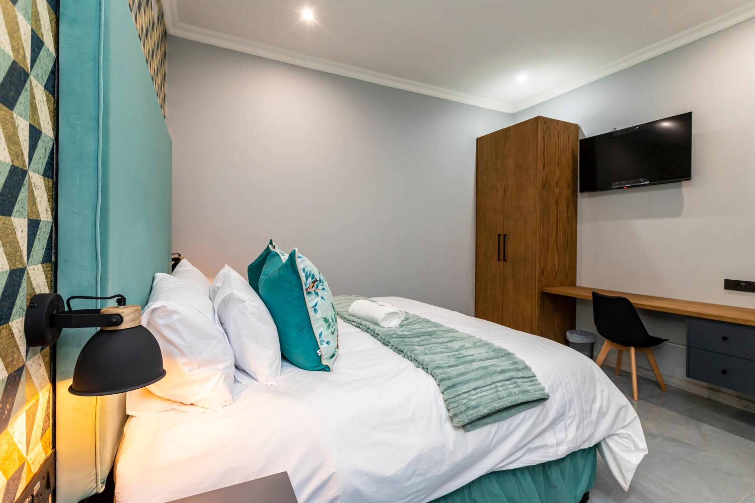 Superior King Room - Photo 13
