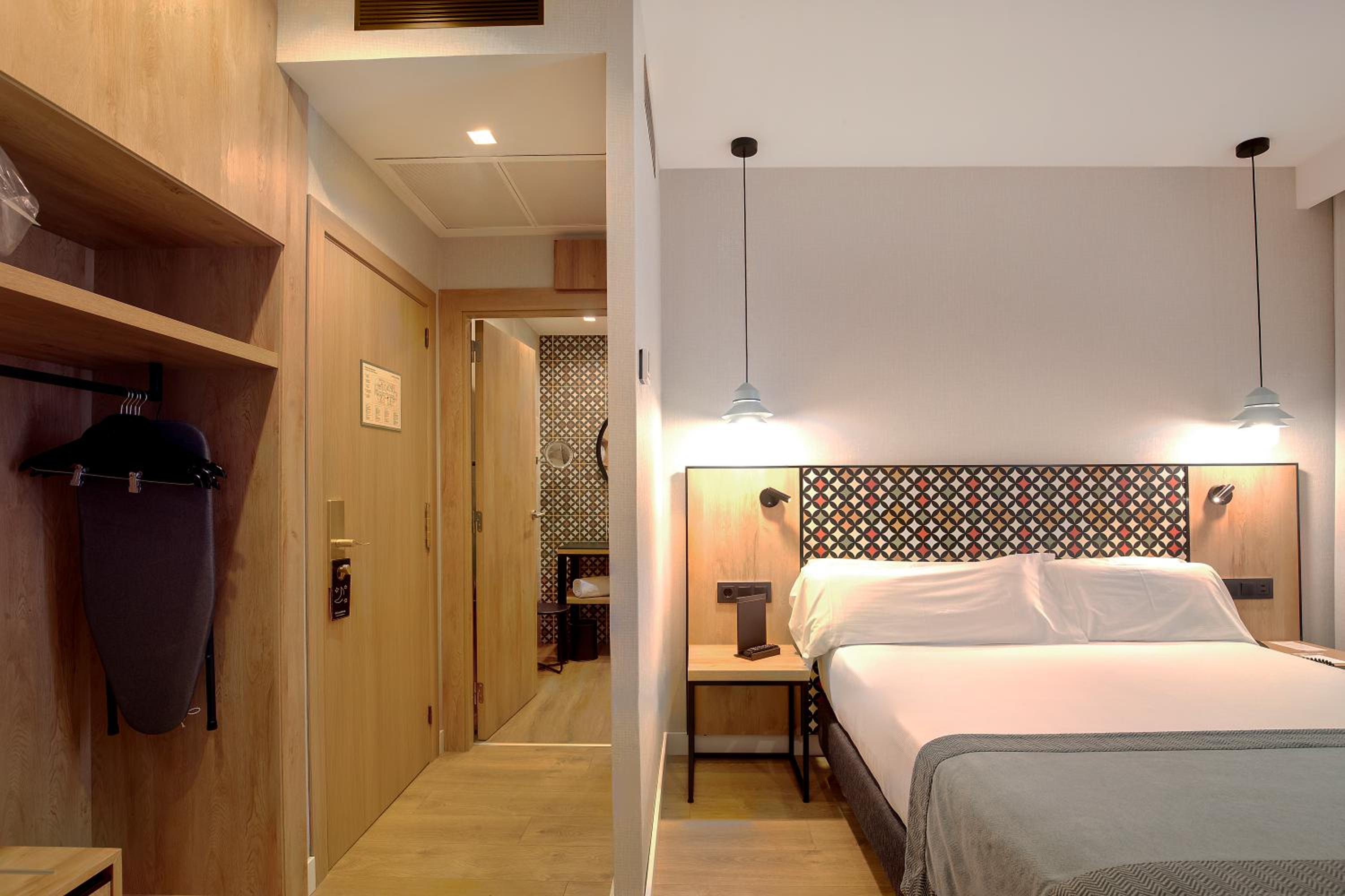Superior Double or Twin Room with Terrace and Pool thumbnail 5