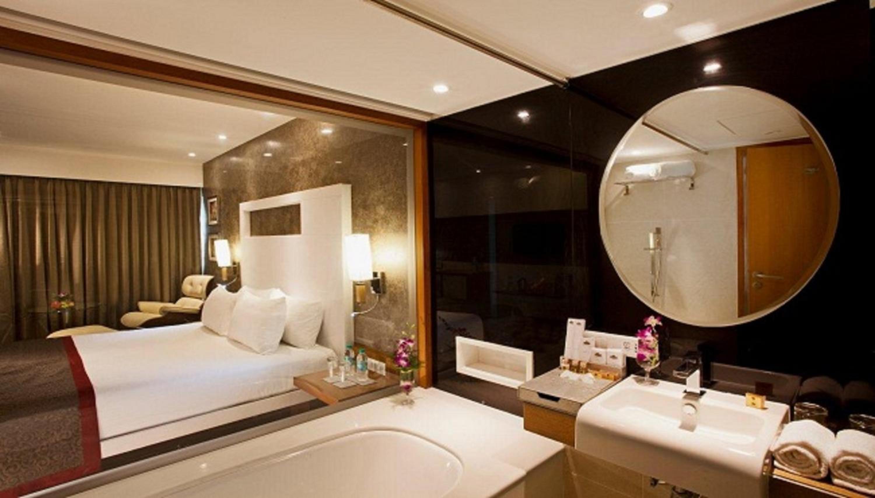 Superior Room with Bathtub & 10% Discount on Food & Soft Beverage & Laundry and 20% discount on SPA services. photo 3