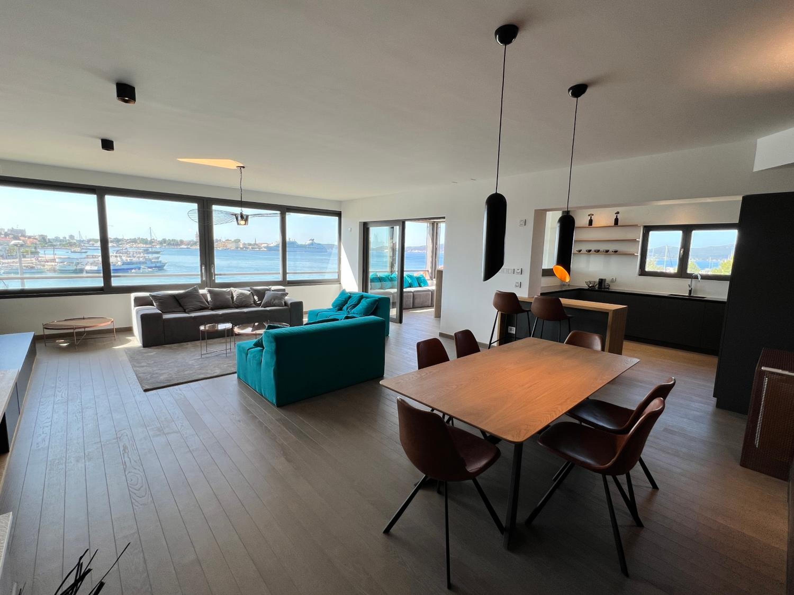 Deluxe Three-Bedroom Apartment with Sea View