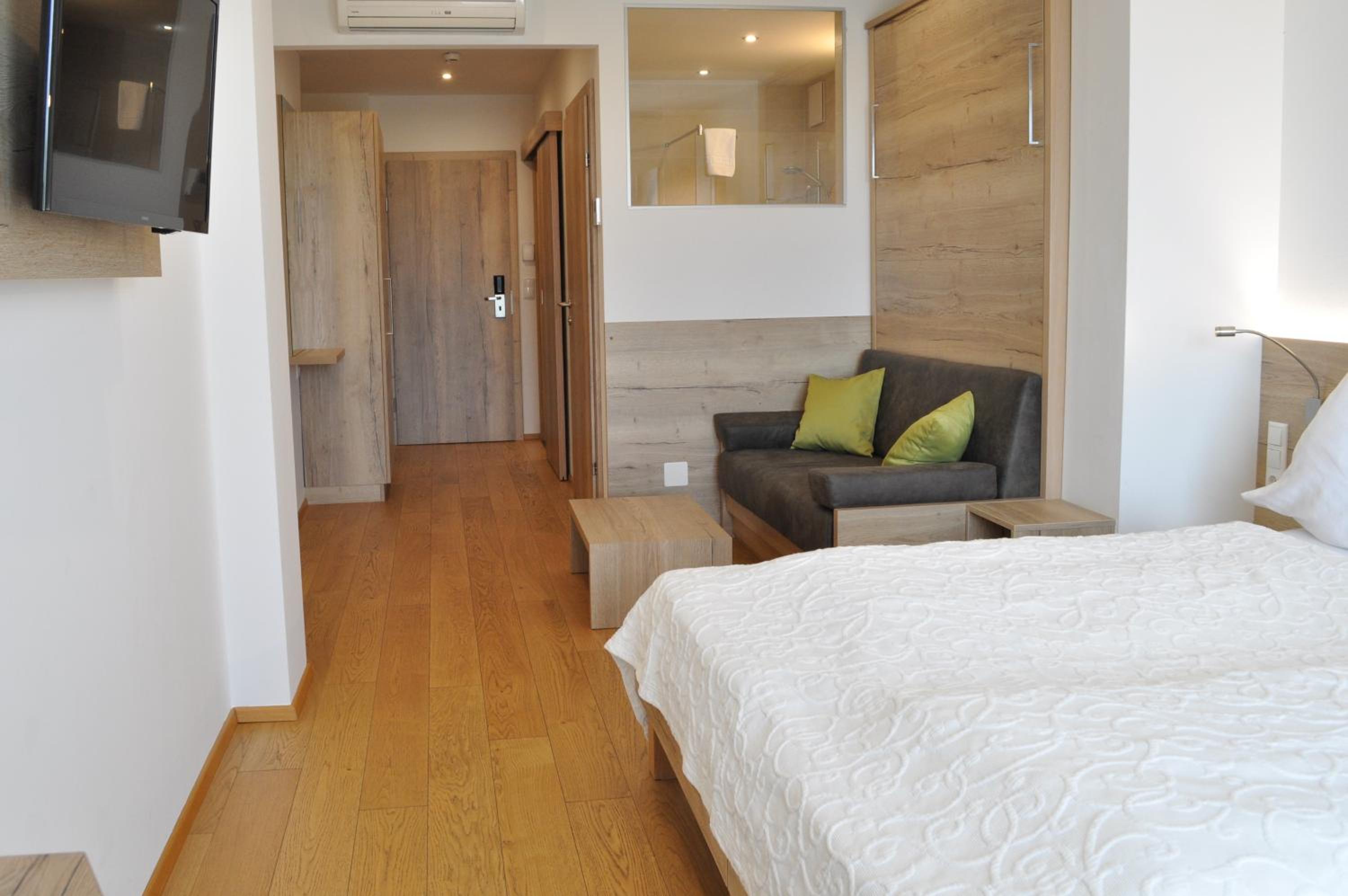 Double or Twin Room with Lake View photo 1