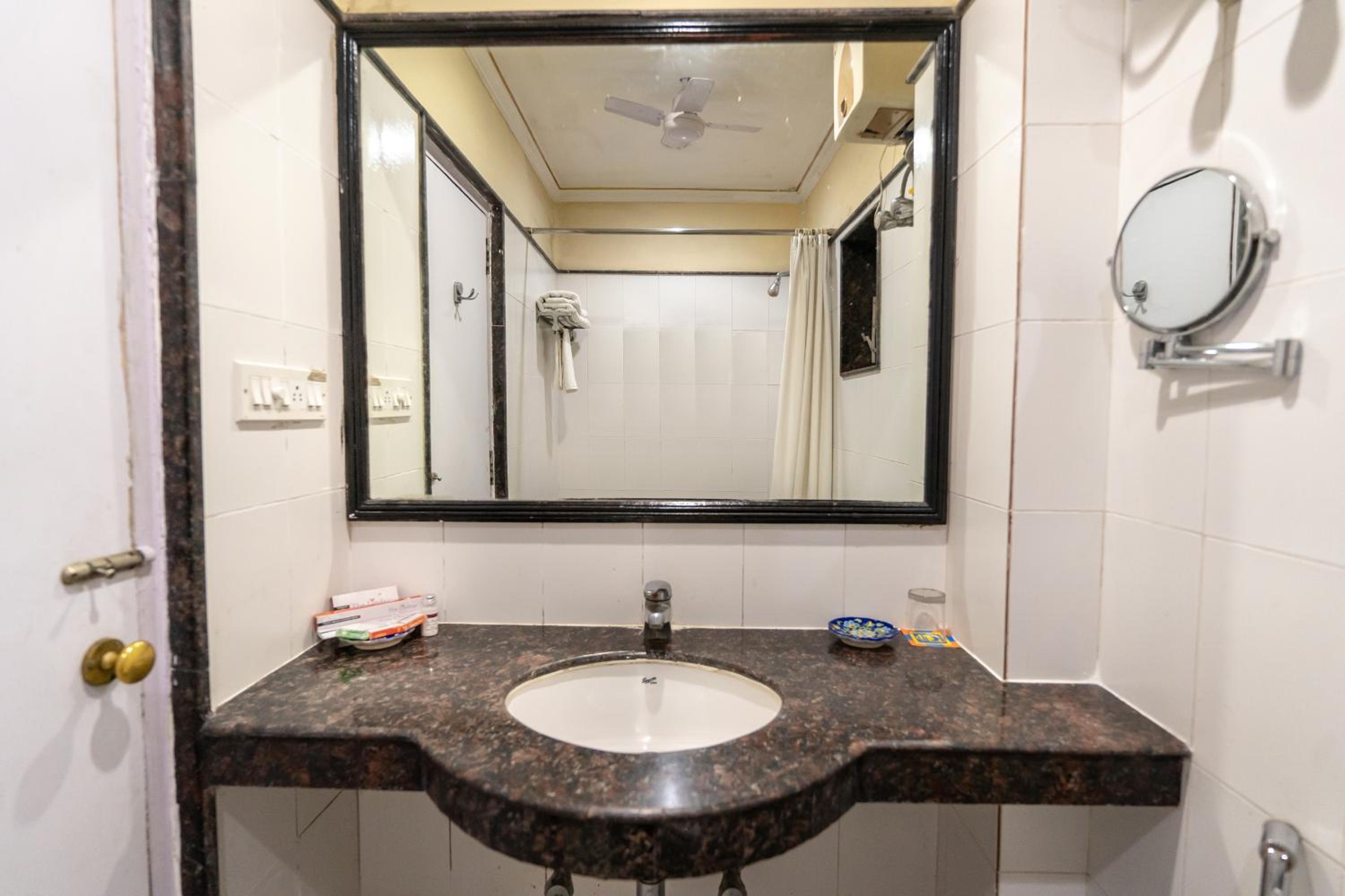 Deluxe Room - Photo 6