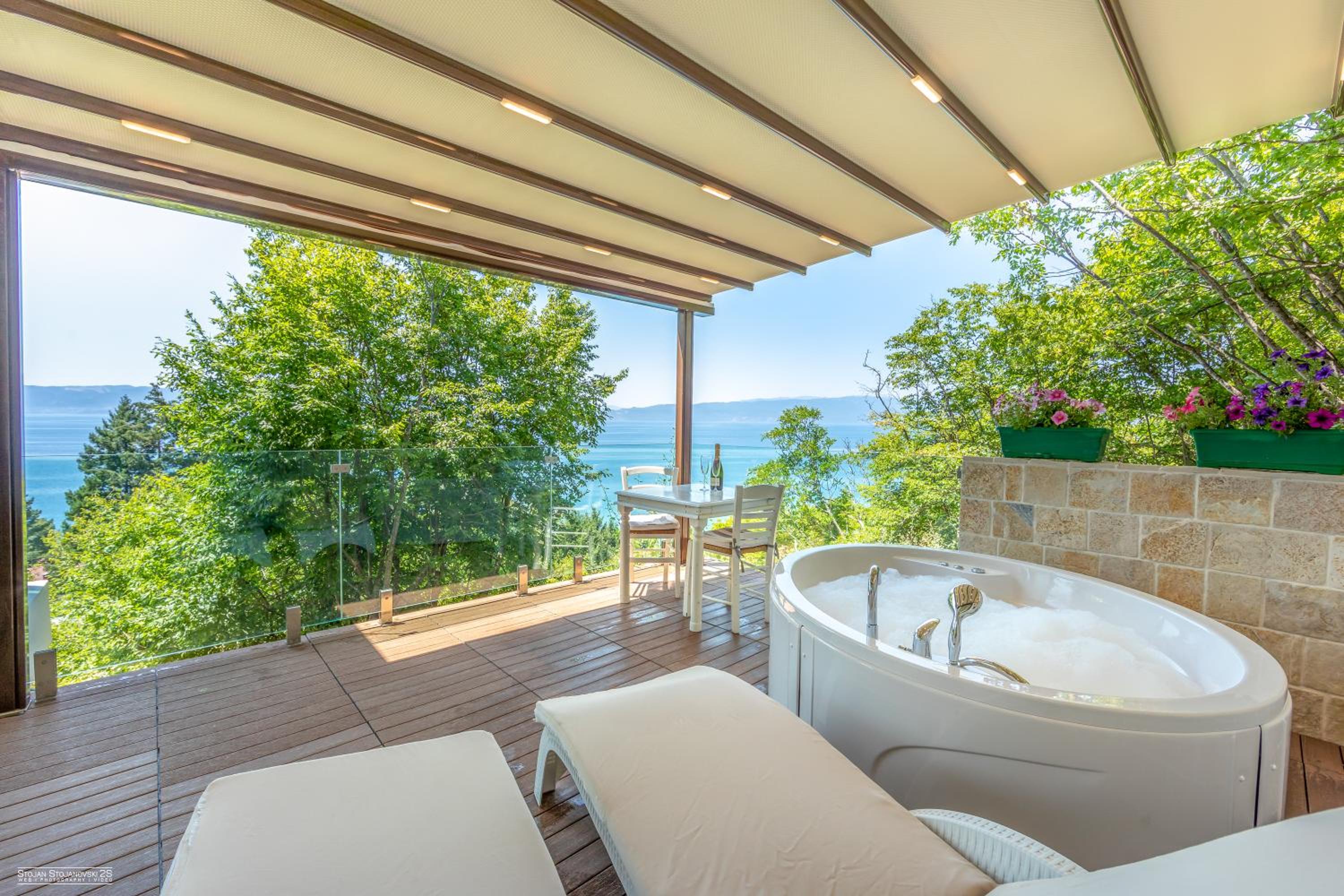 Deluxe Villa with Spa Bath and Lake View - Photo 2