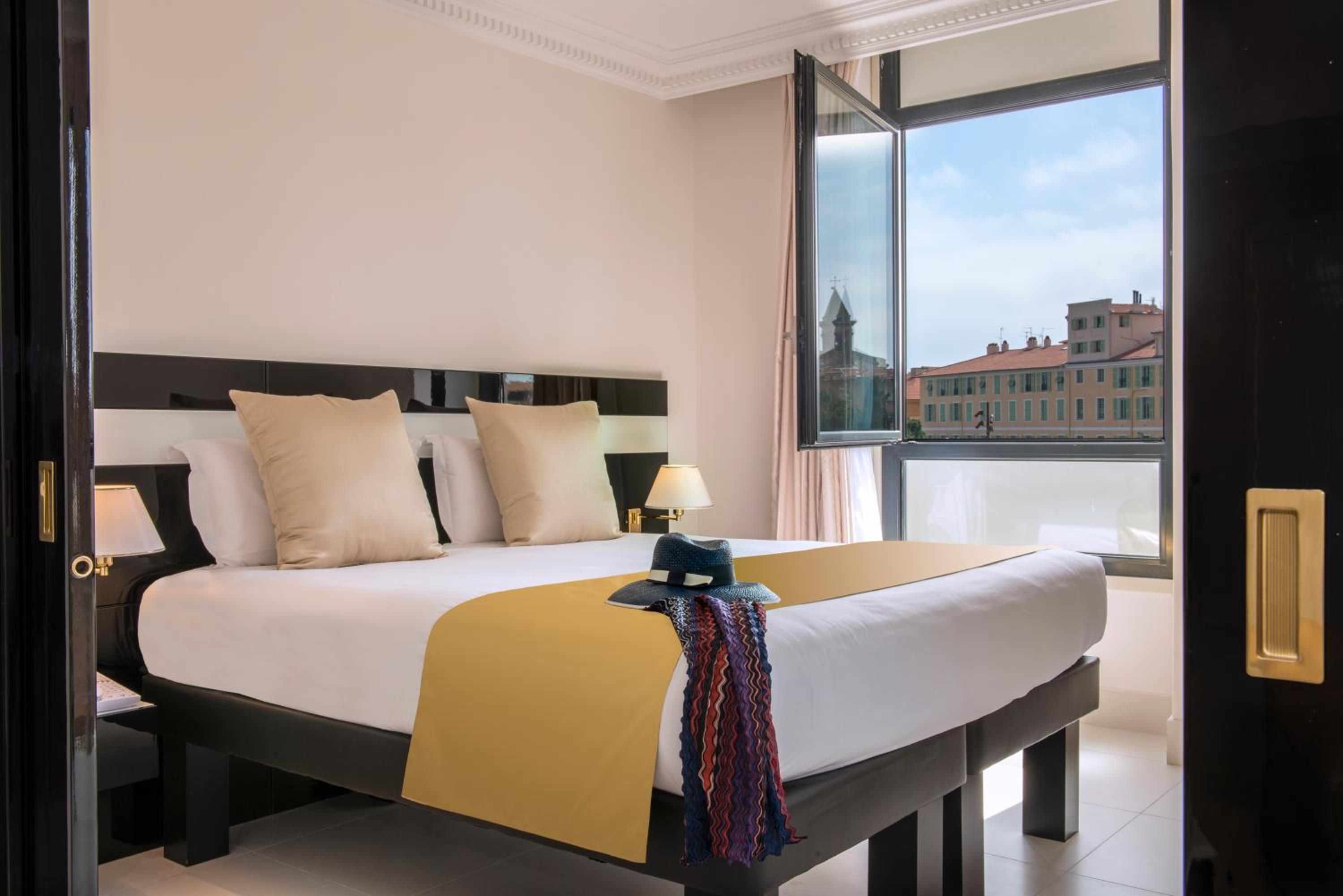 Junior Suite with Park View - Photo 5