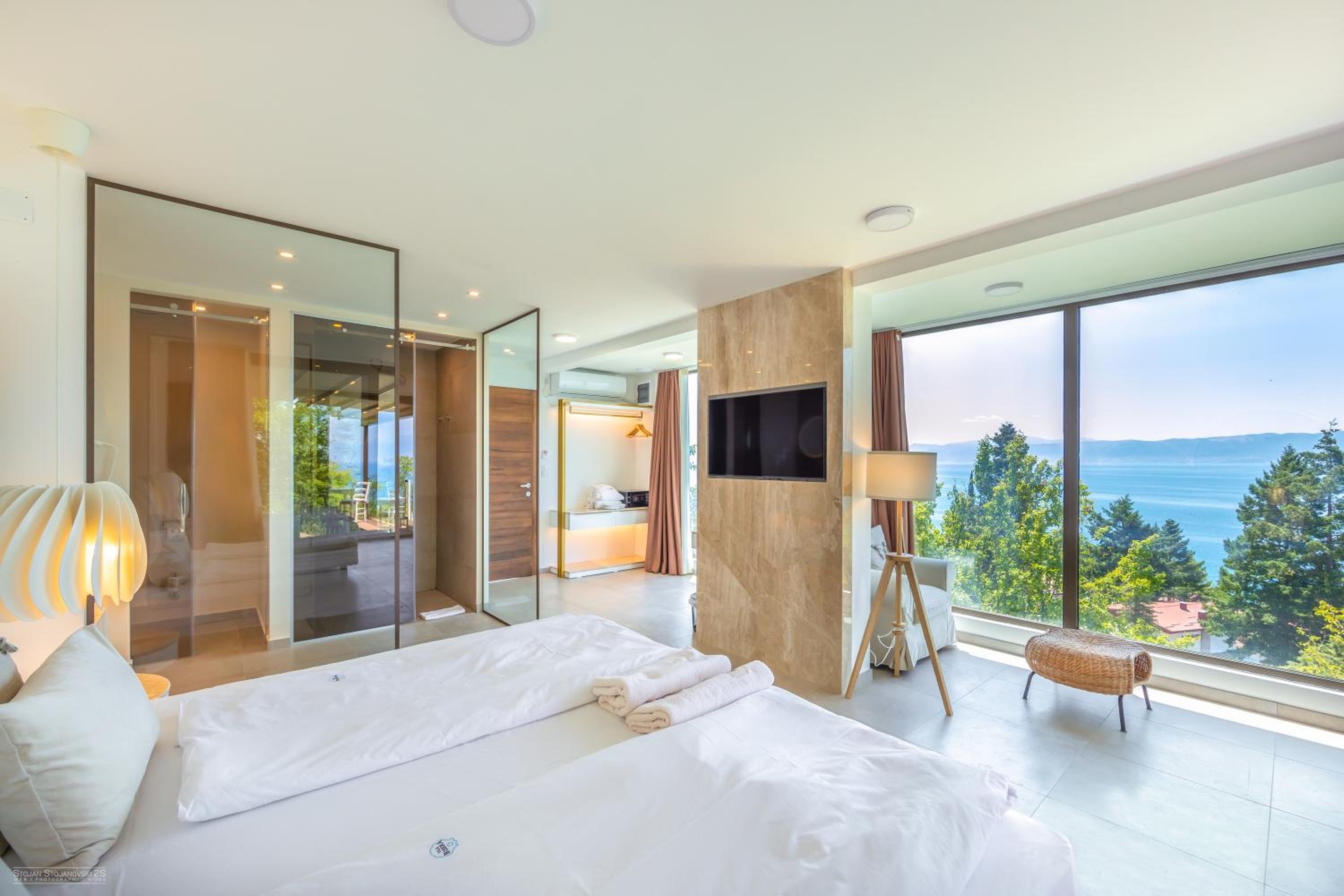 Deluxe Villa with Lake View - Photo 1