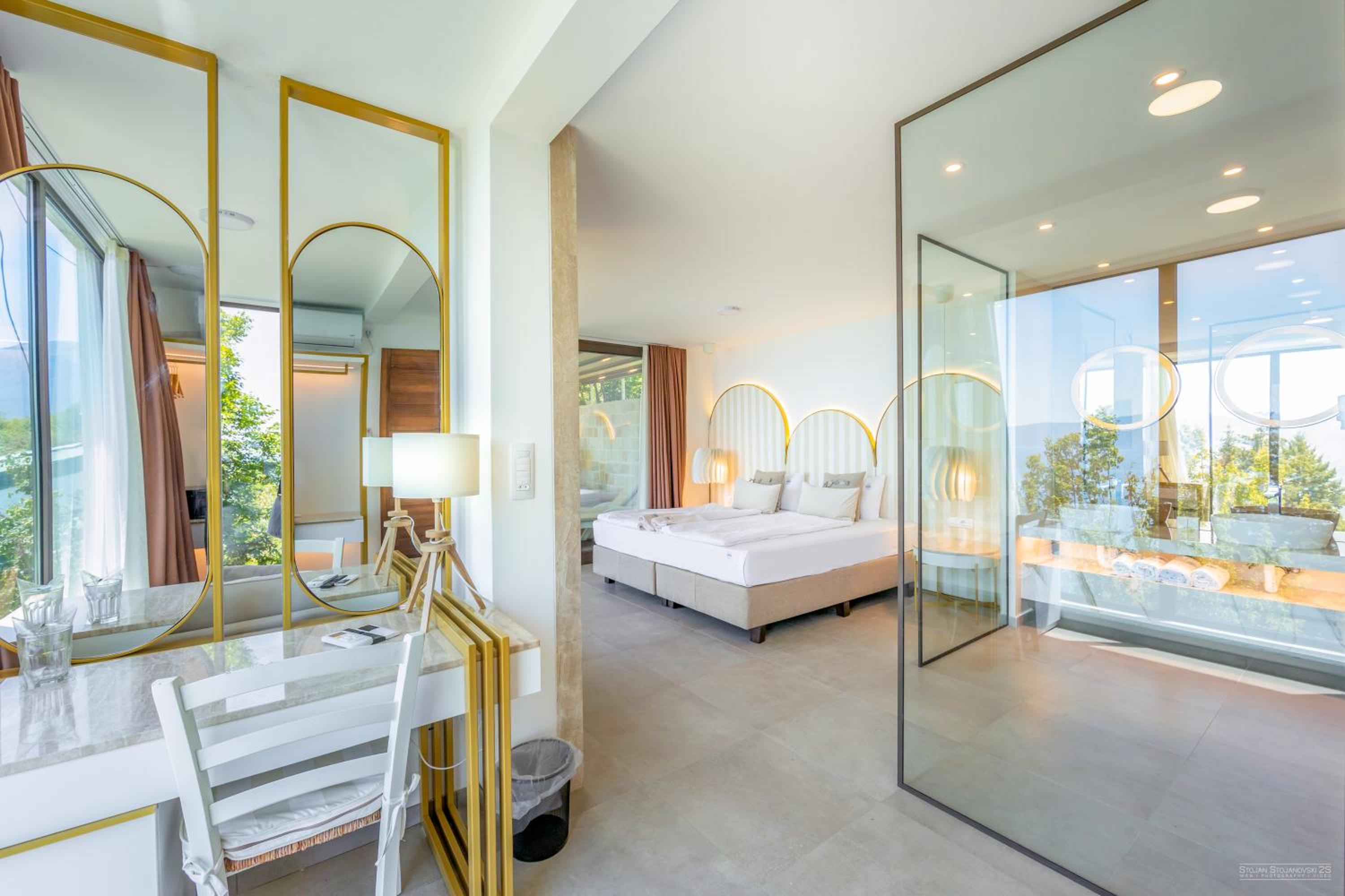 Deluxe Villa with Lake View - Photo 4