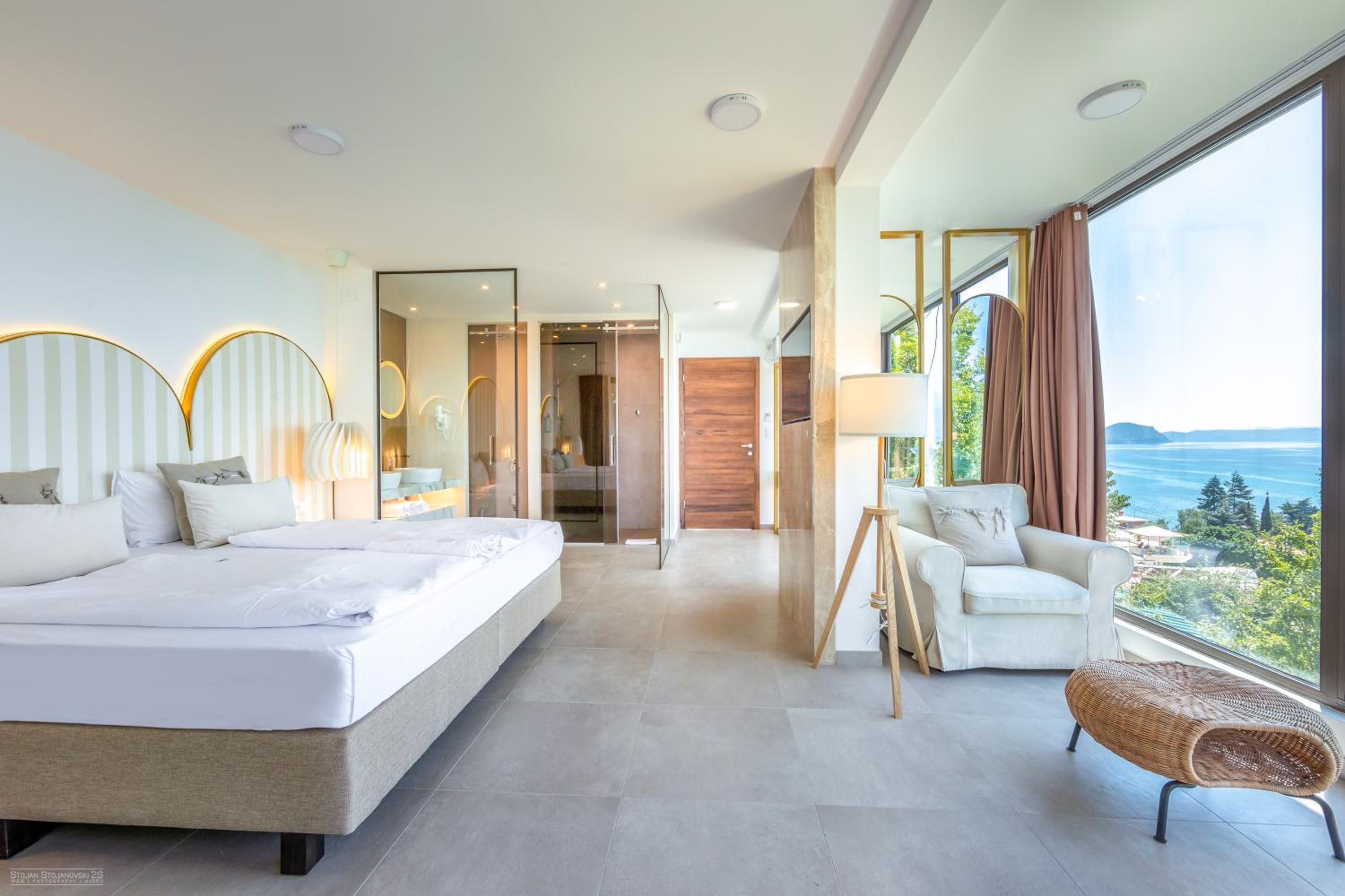 Deluxe Villa with Lake View - Photo 2