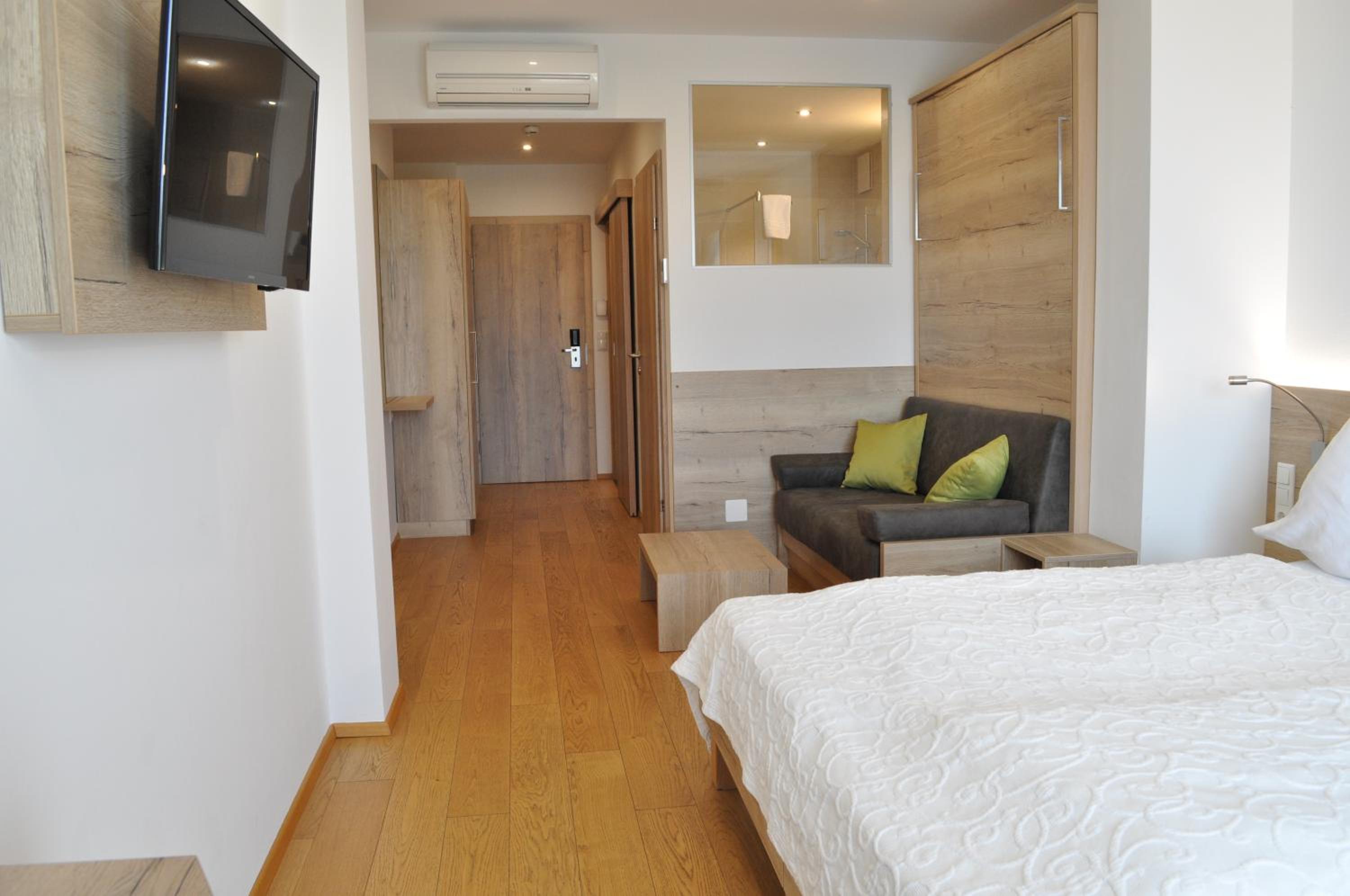 Double or Twin Room with City View photo 2