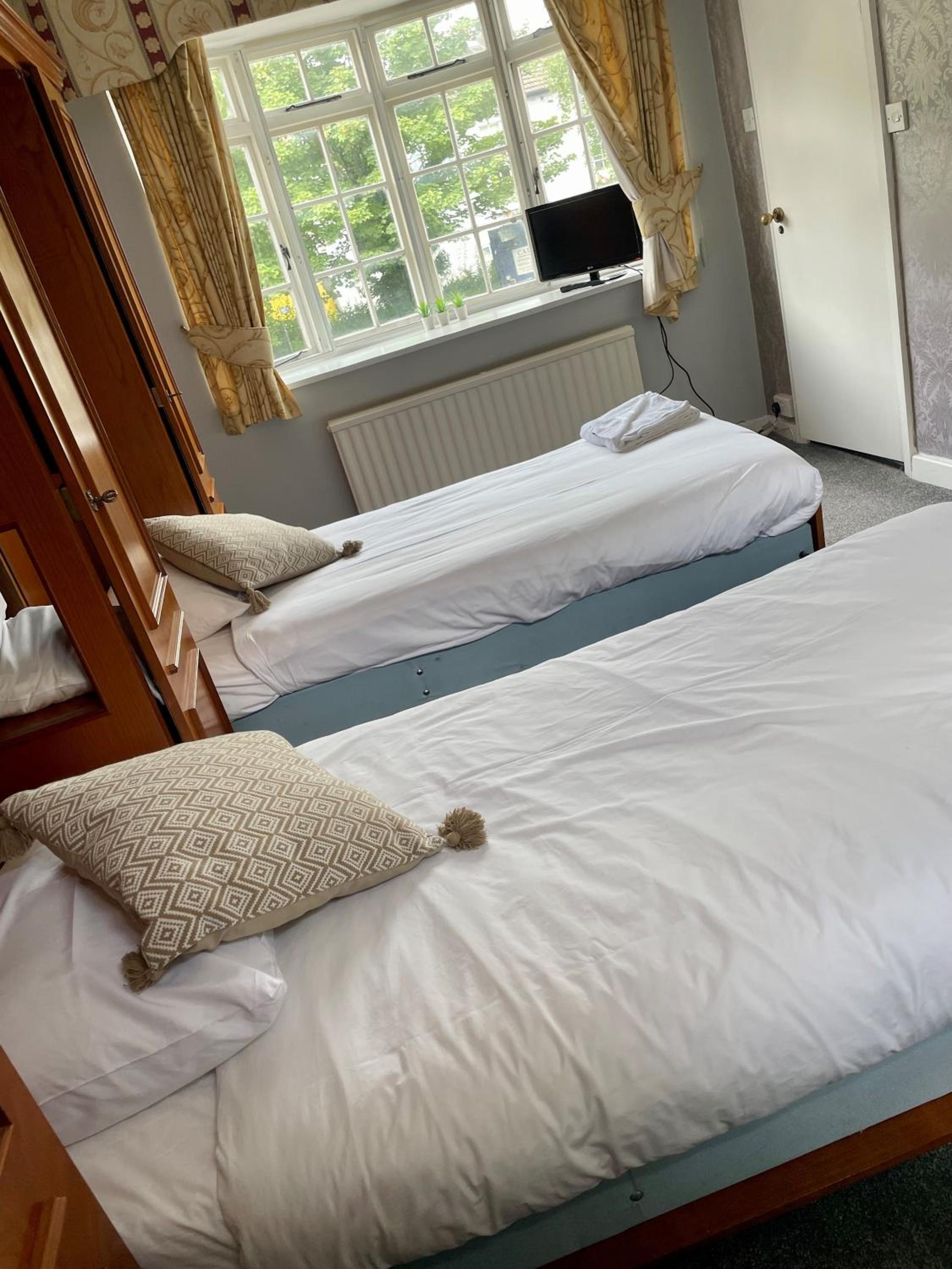Twin Room with Courtyard View - Photo 2