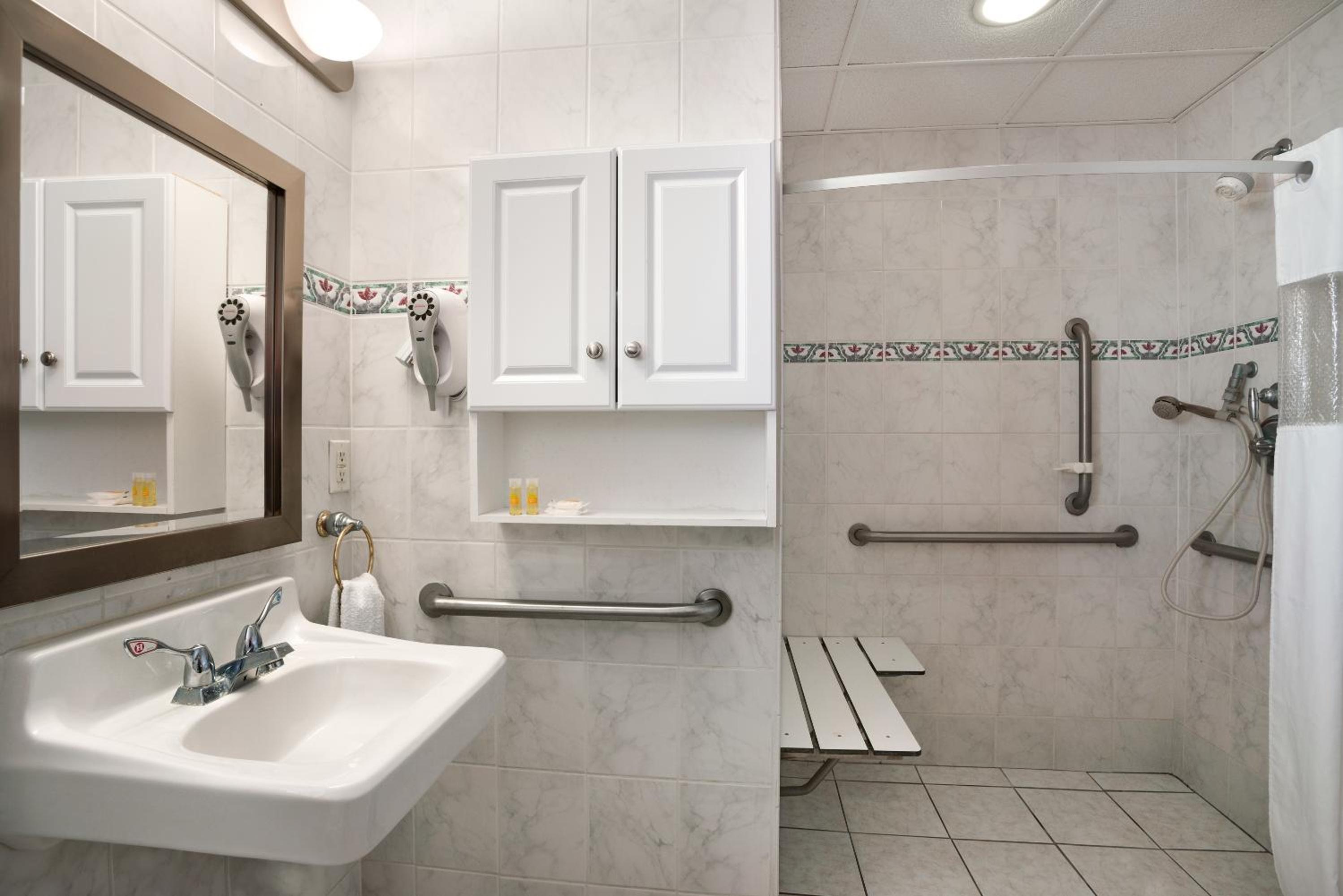 Oceanfront Double Room with Two Double Beds and Roll-In Shower - Mobility Accessible/Non-Smoking photo 3
