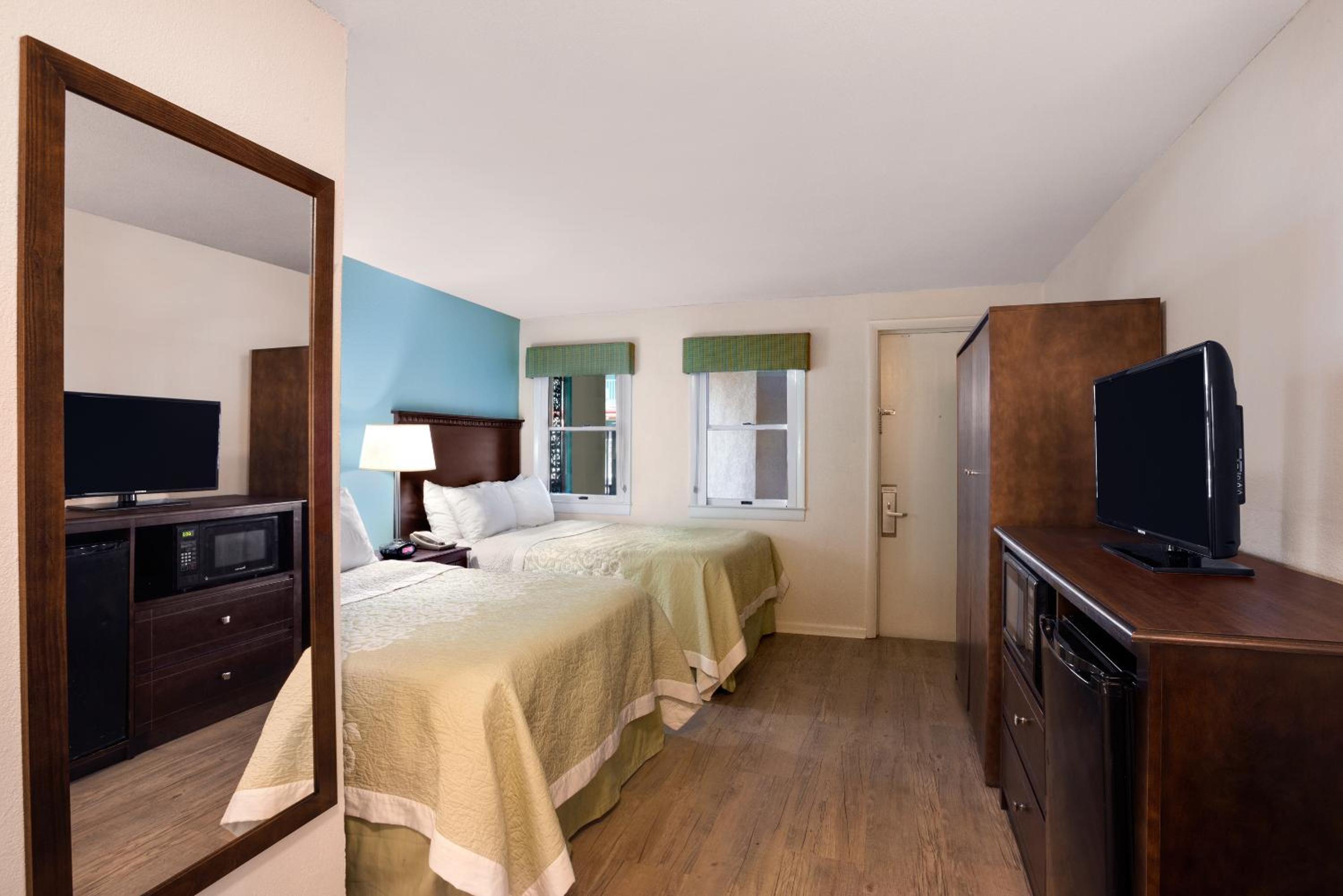One-Bedroom Suite with Two Double Beds - Non-Smoking photo 2