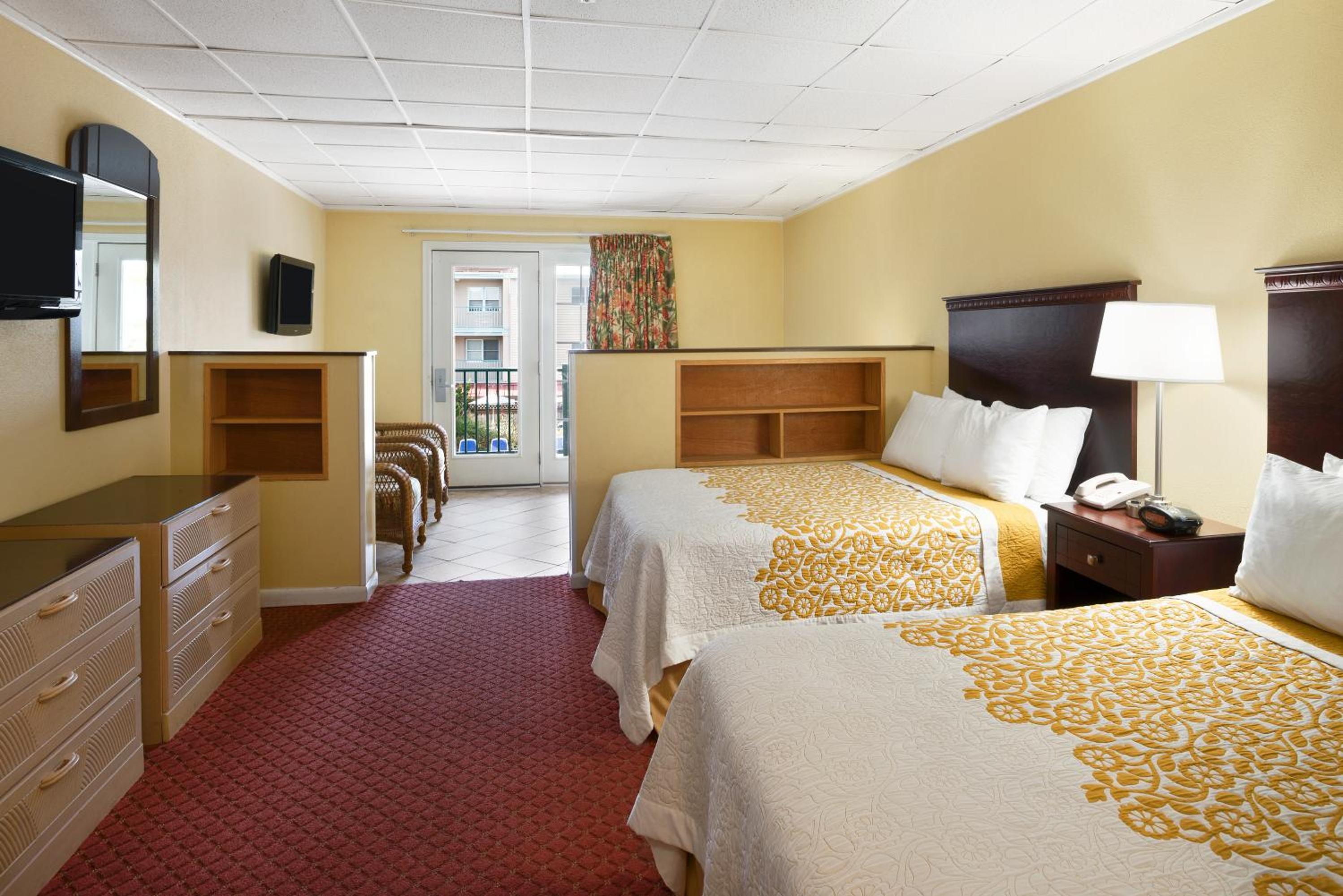 Deluxe Efficiency Suite with Two Double Beds - Poolside/Non-Smoking
