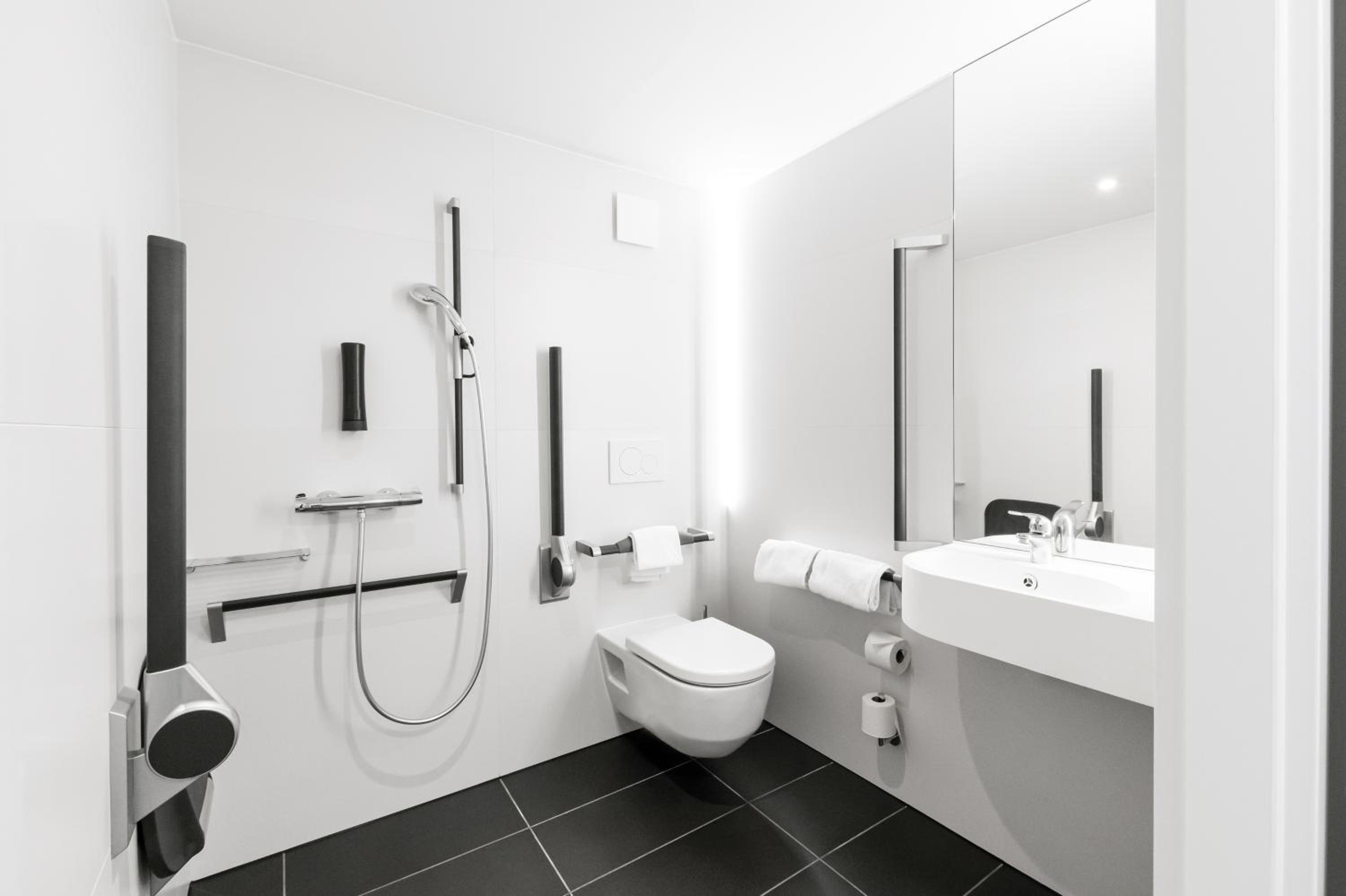 Queen Room - Disability Access - Photo 4