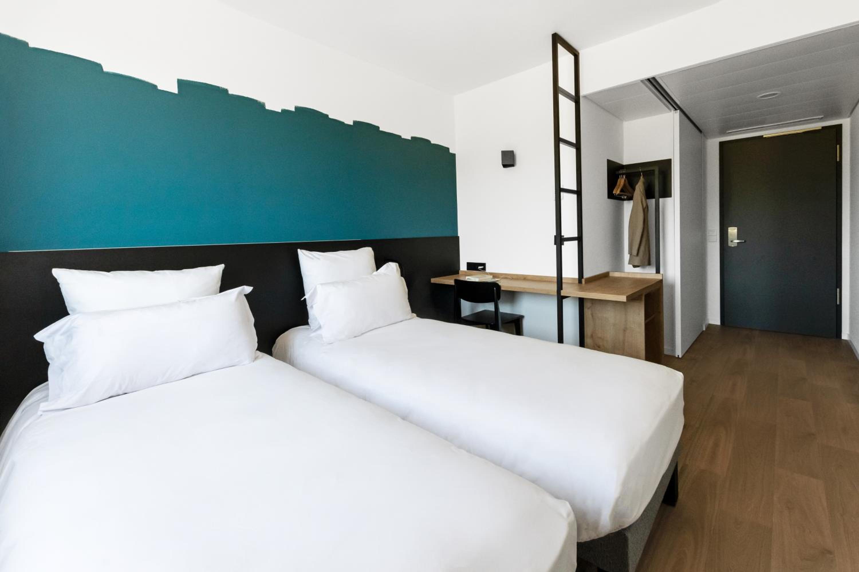 Standard Twin Room - Photo 2