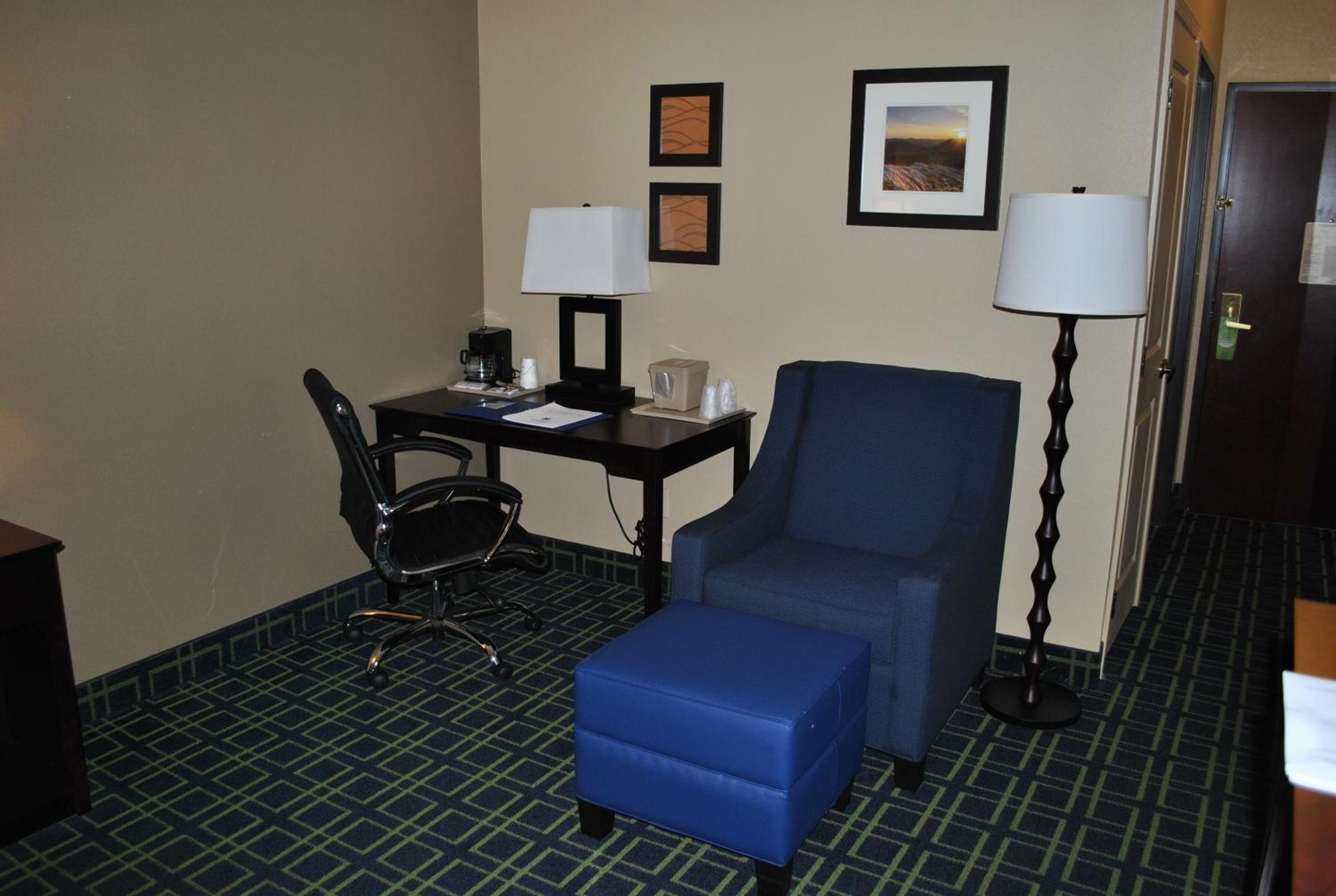 King Room - Non-Smoking - Photo 4