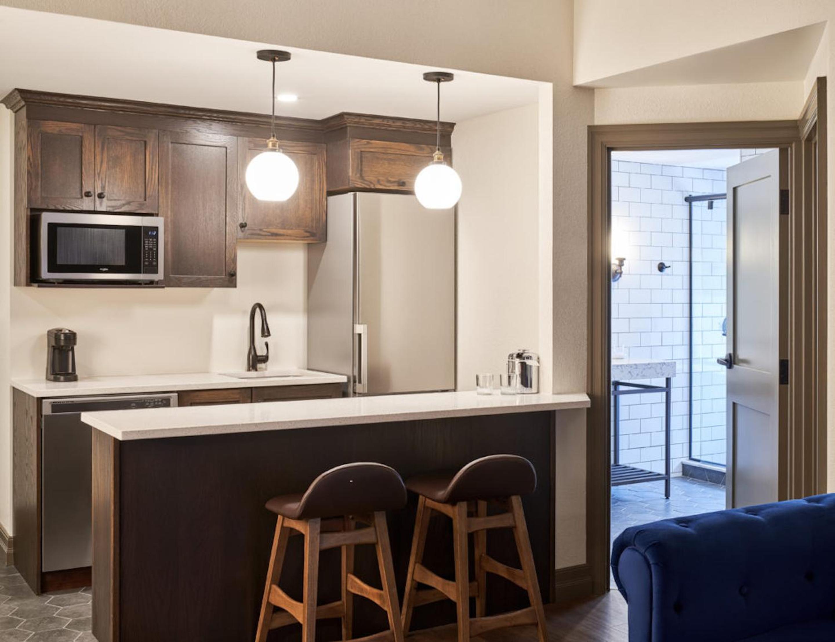 Corner Suite thumbnail 6