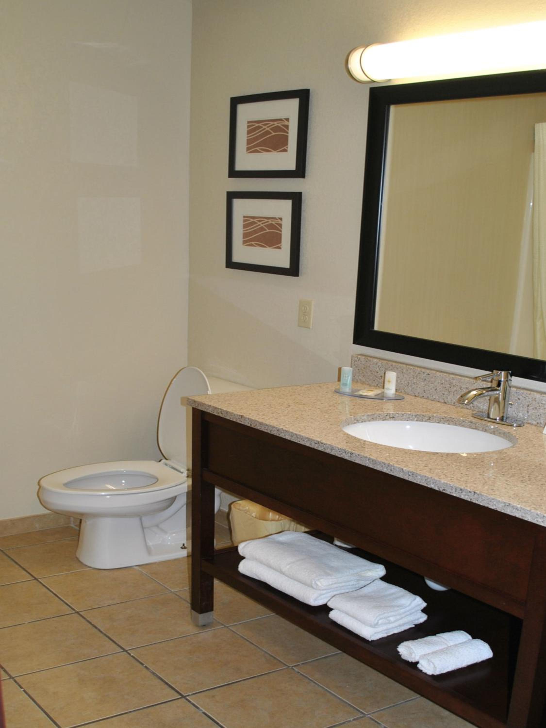 Queen Room with Two Queen Beds - Non-Smoking - Photo 2