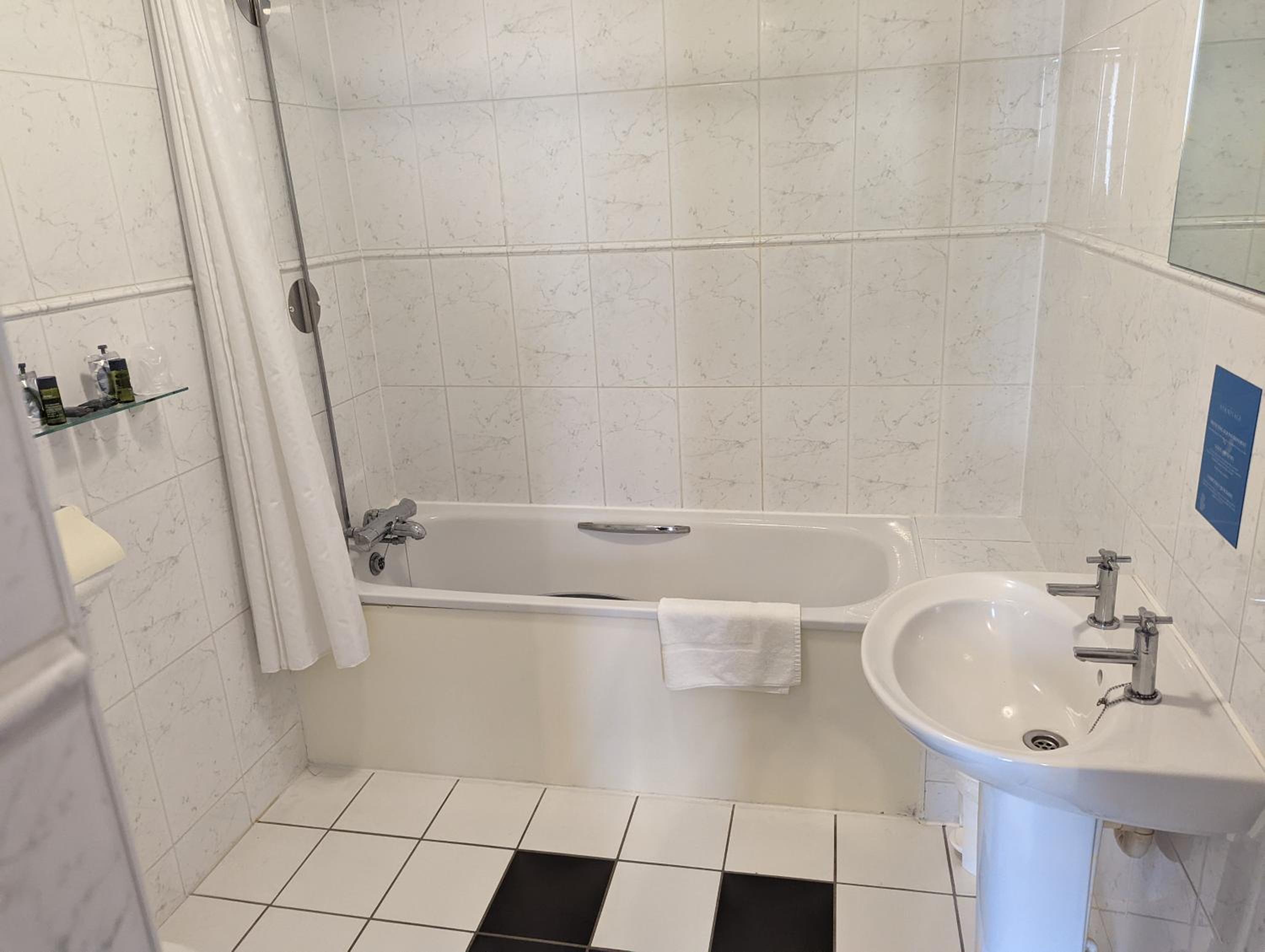 Double Room - Photo 11