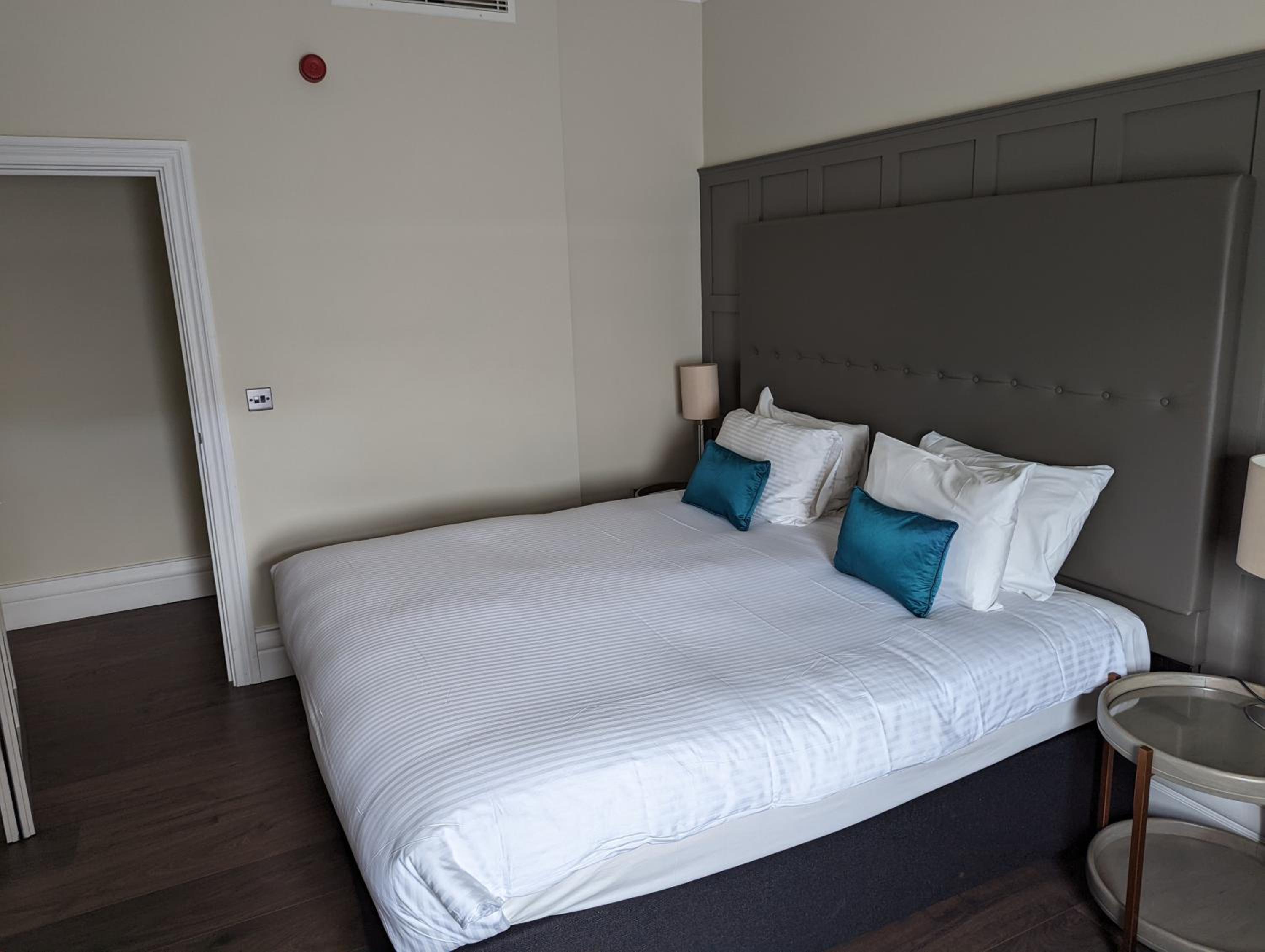 Luxury Suite - Photo 8