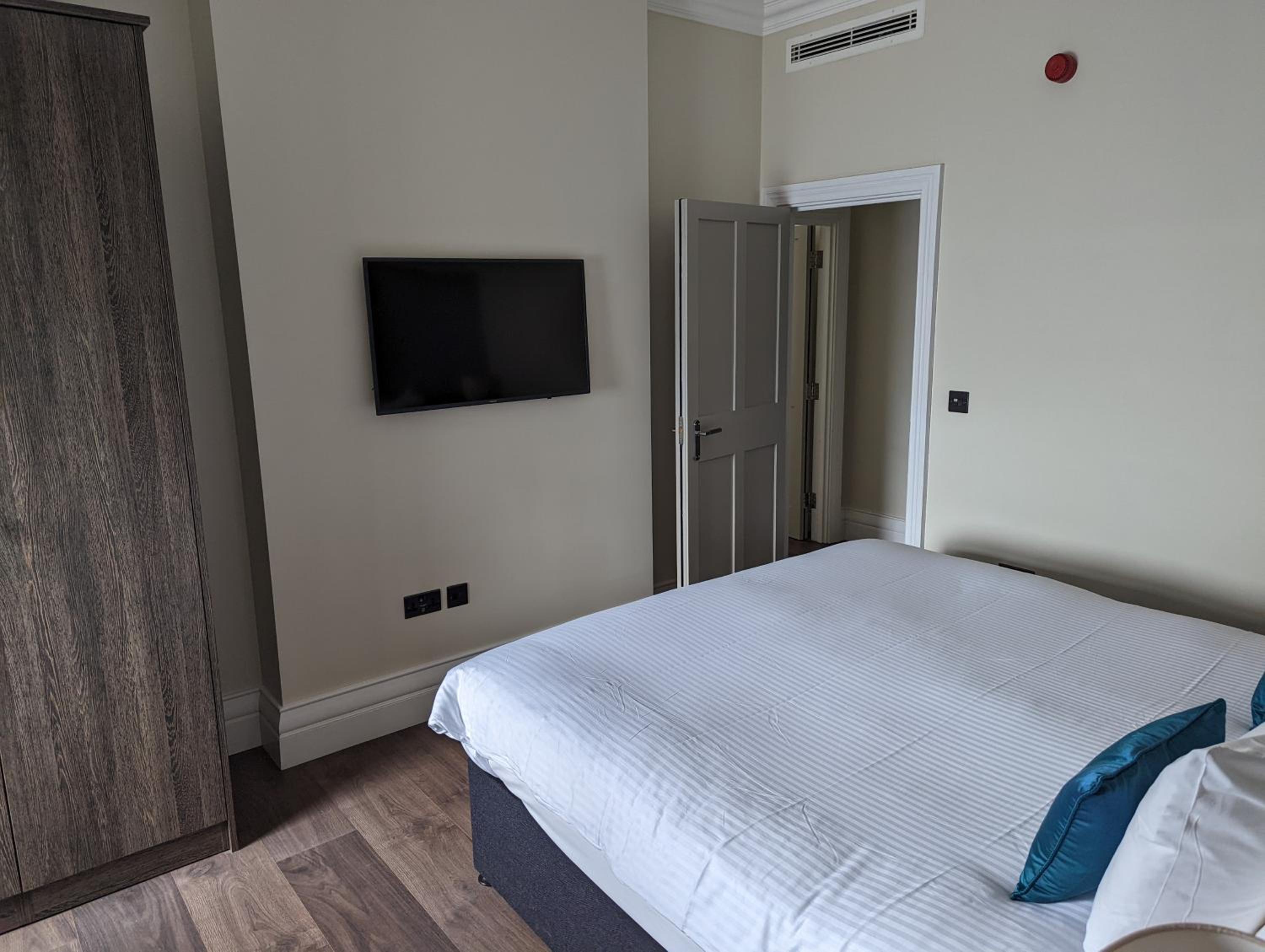 Luxury Suite - Photo 9