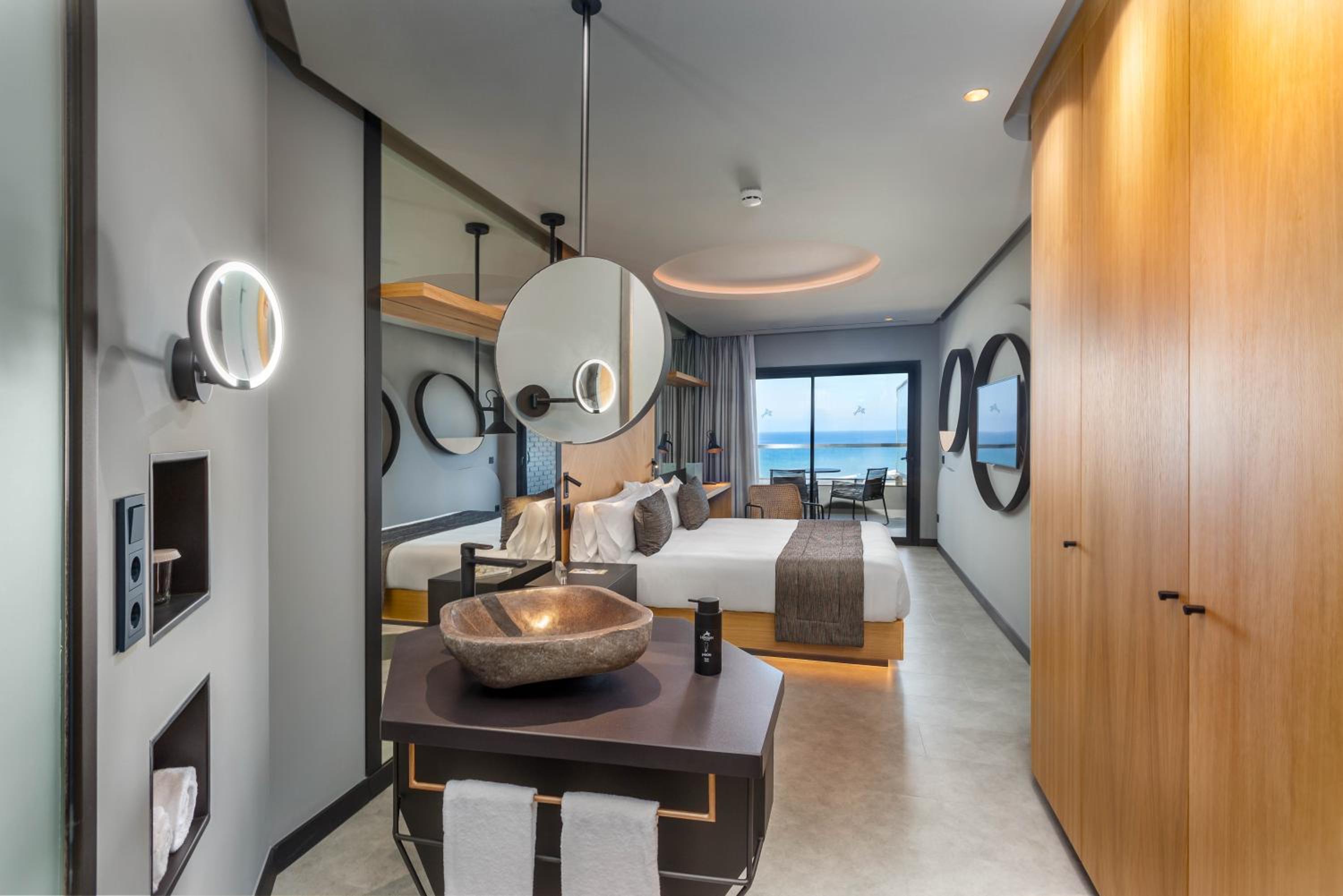 Superior Double Room with Sea View - Photo 1
