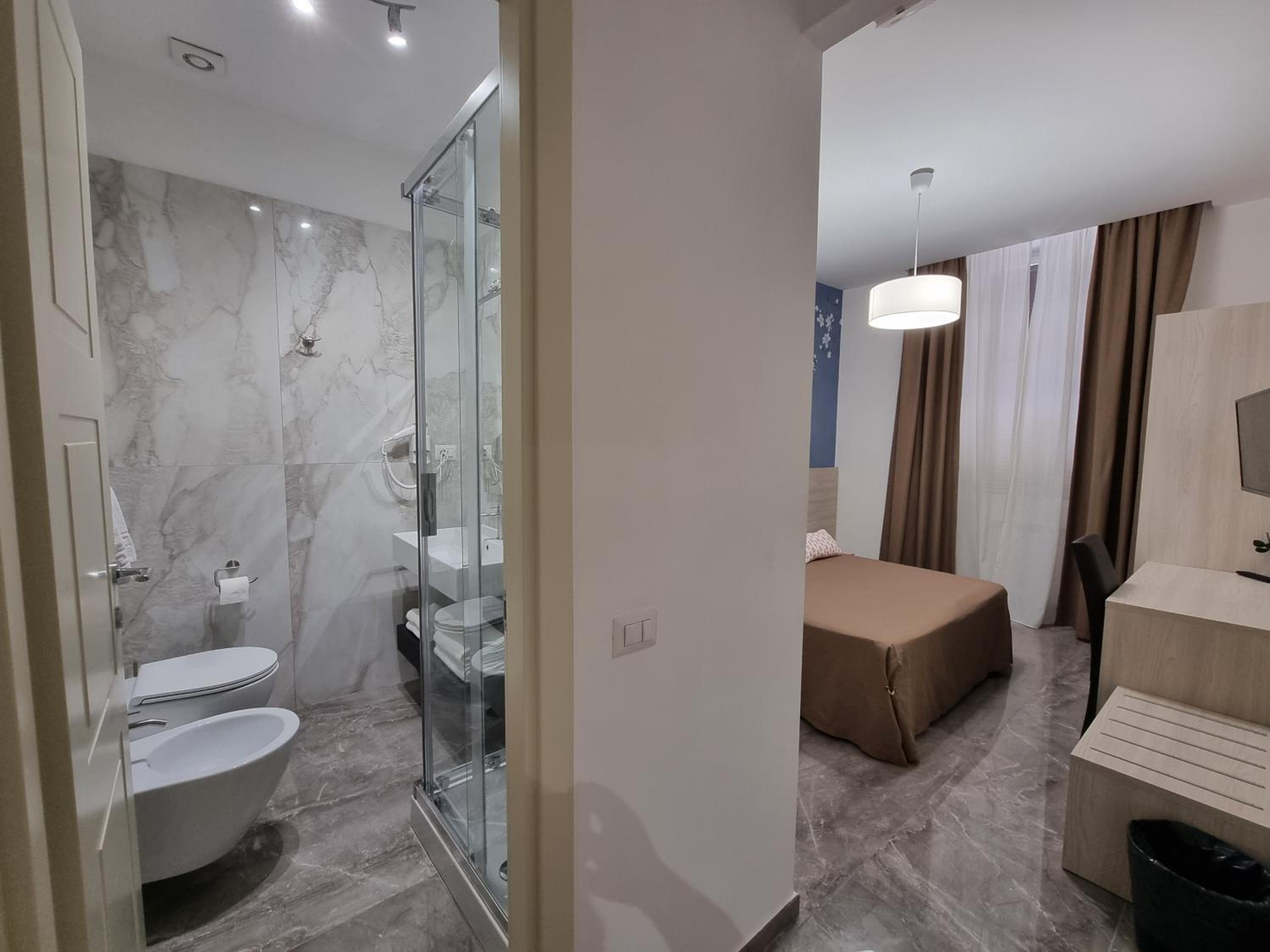 Double or Twin Room with Private Bathroom photo 3