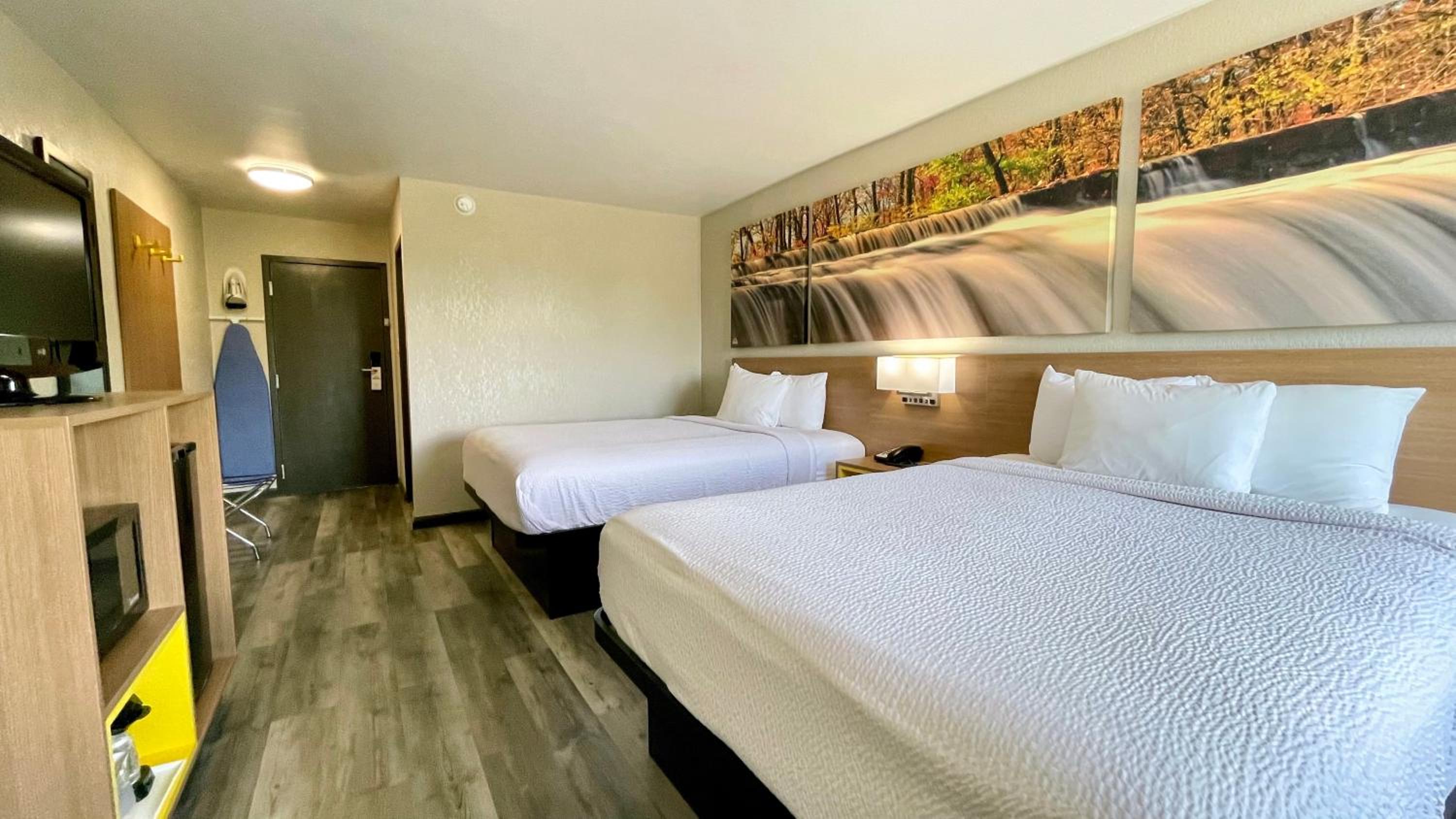 Queen Room with Two Queen Beds - Non-Smoking - Photo 8