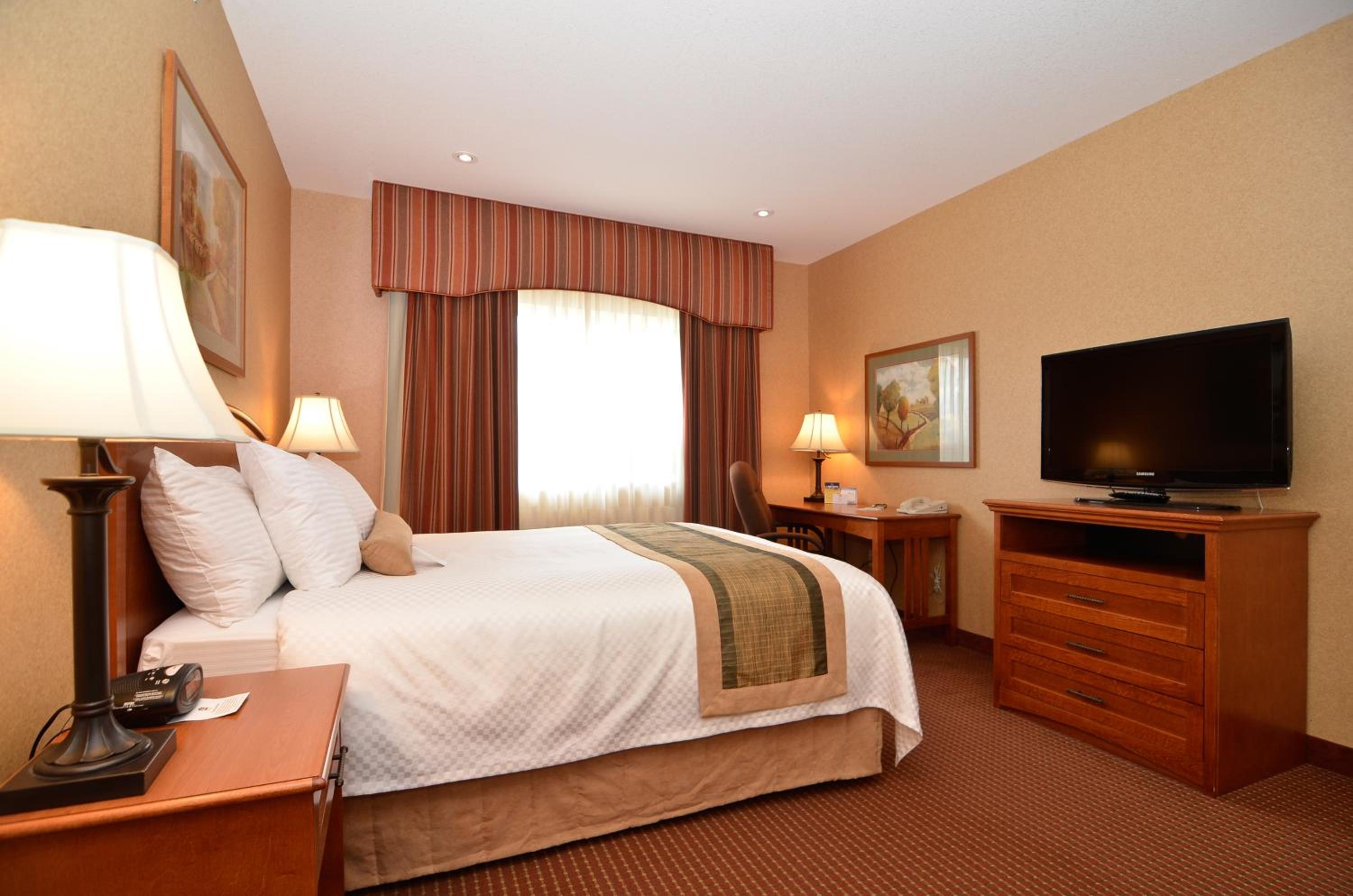 Queen Suite - Non-Smoking - Photo 1