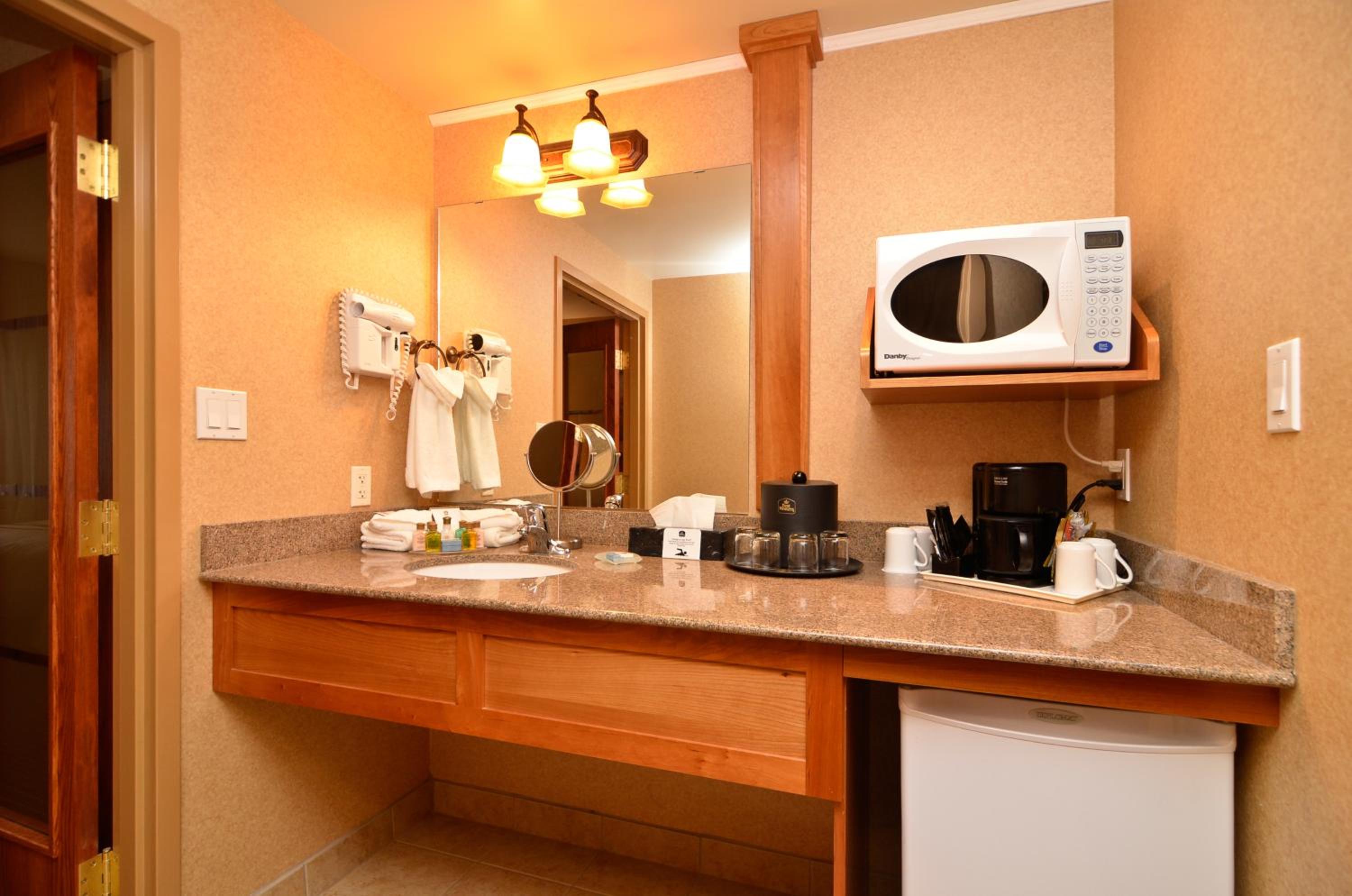 Deluxe King Suite - Non-Smoking - Photo 2
