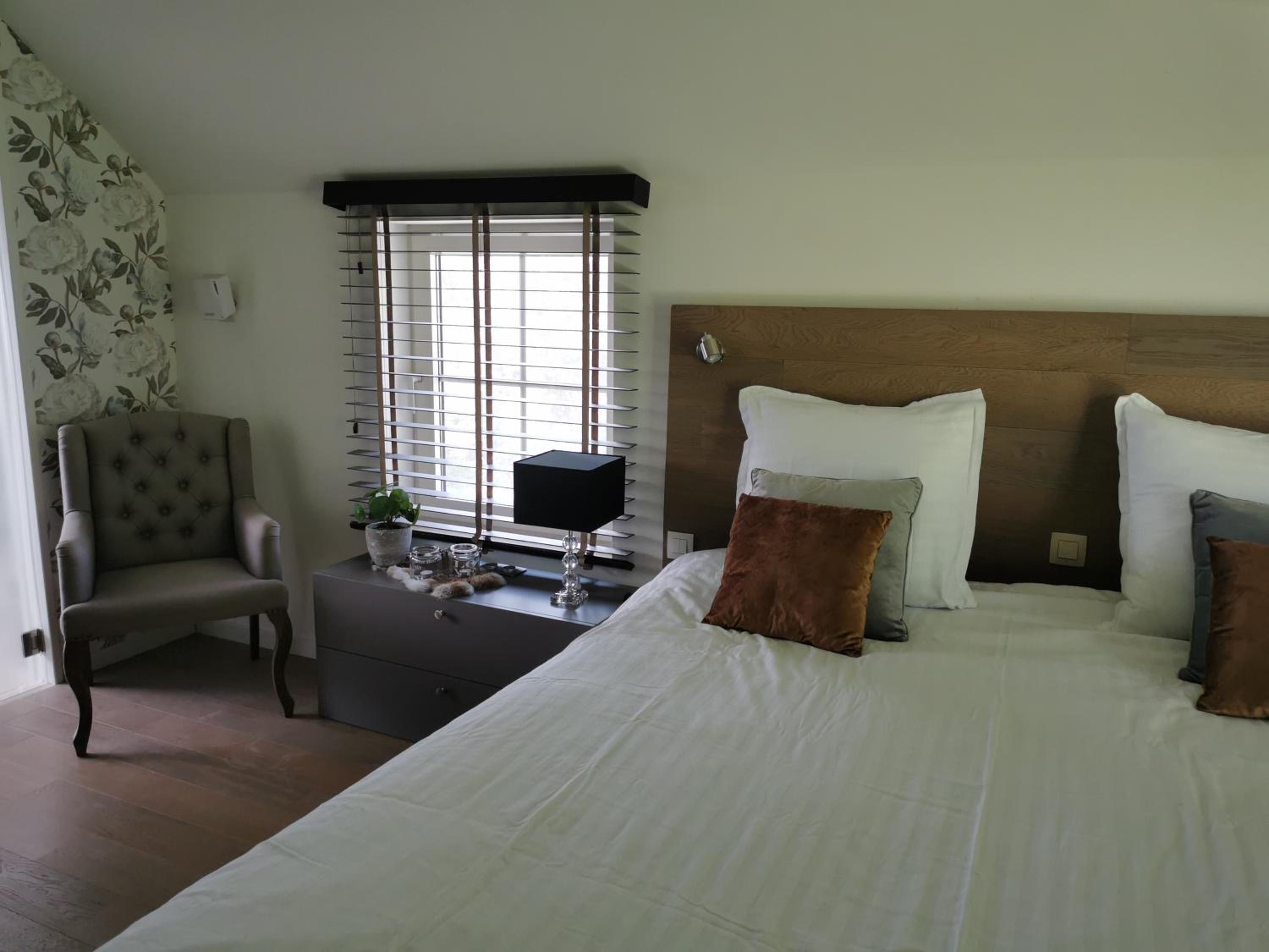 Deluxe Double Room with Bath - Photo 5