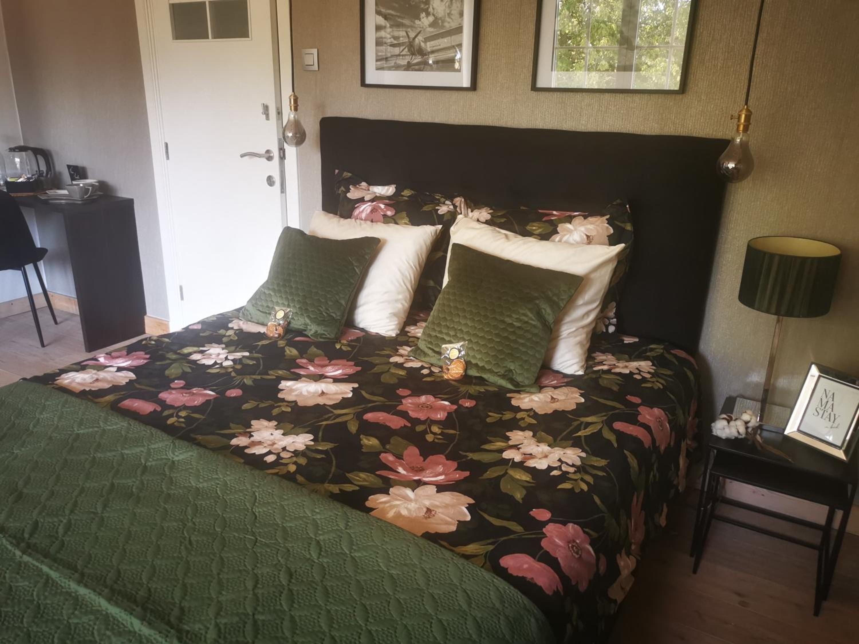Deluxe Double Room with Balcony - Photo 7