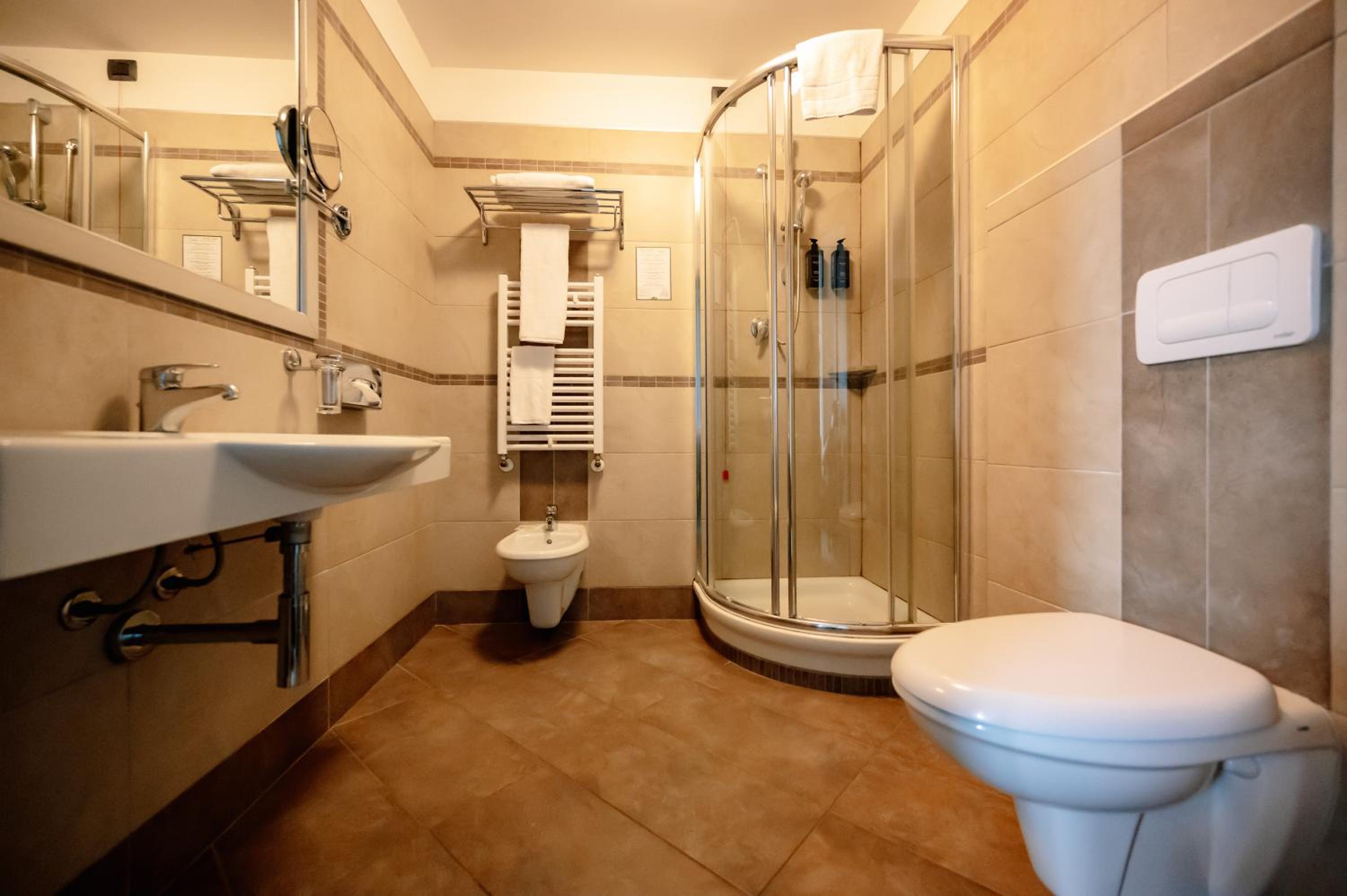 Standard Double or Twin Room - Photo 5