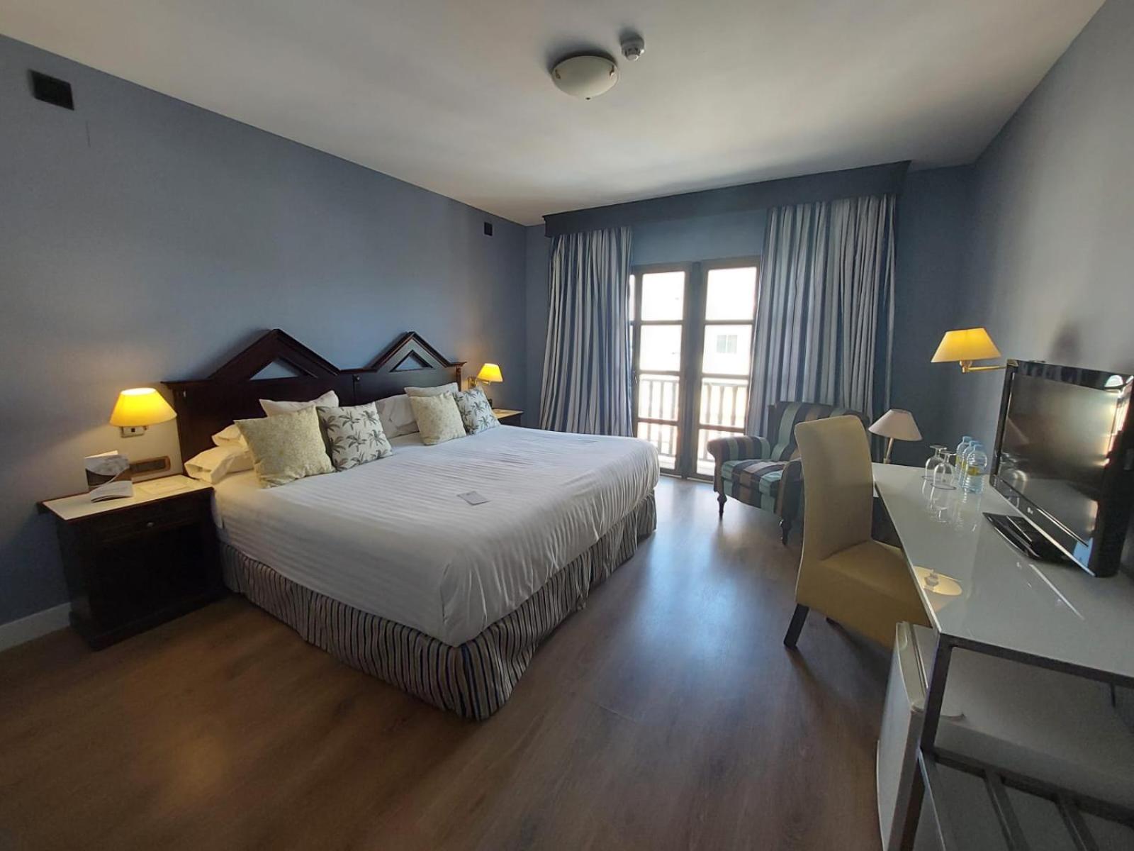 Double or Twin Room - Photo 4
