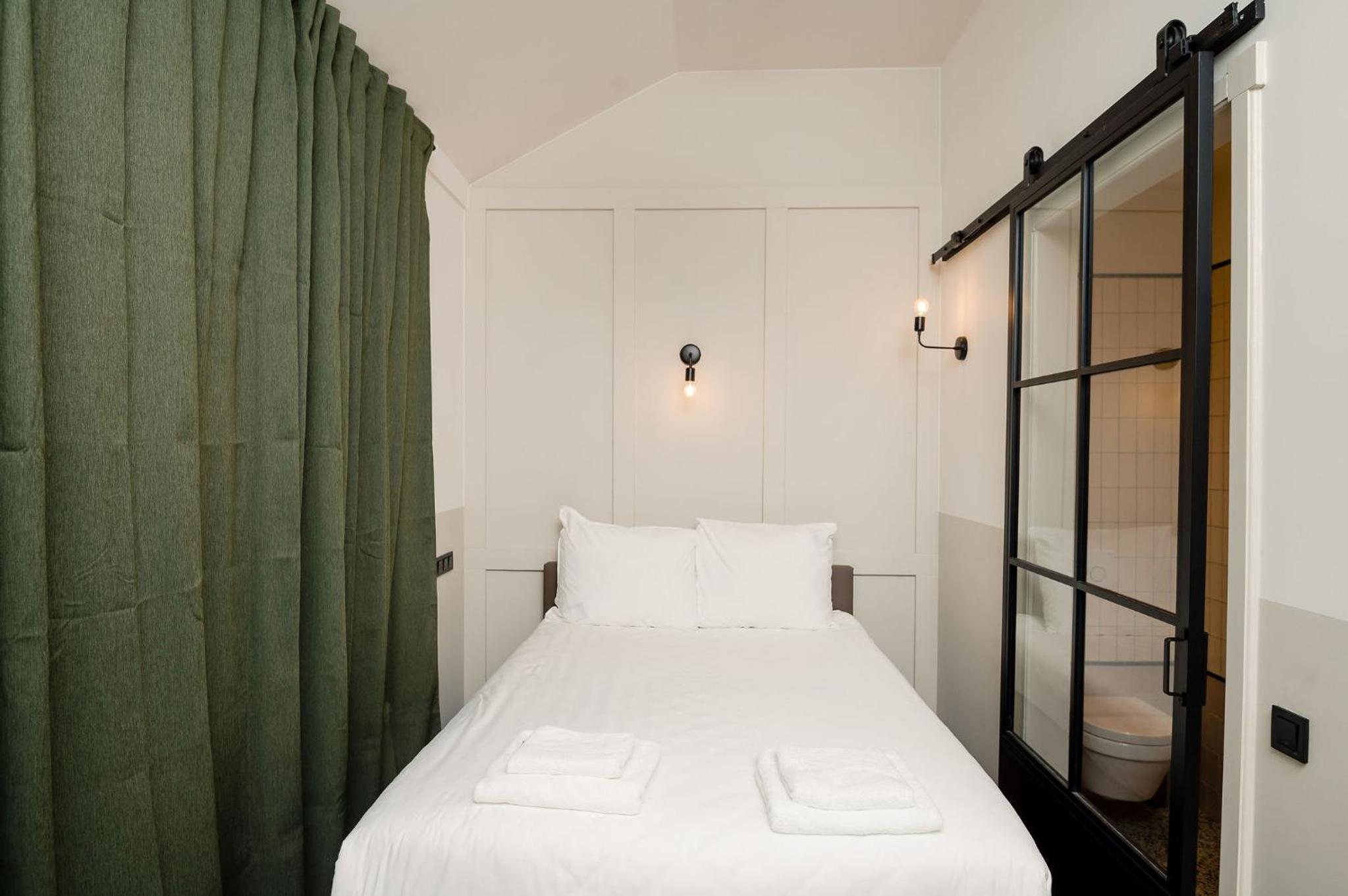 Tiny Room - Photo 8