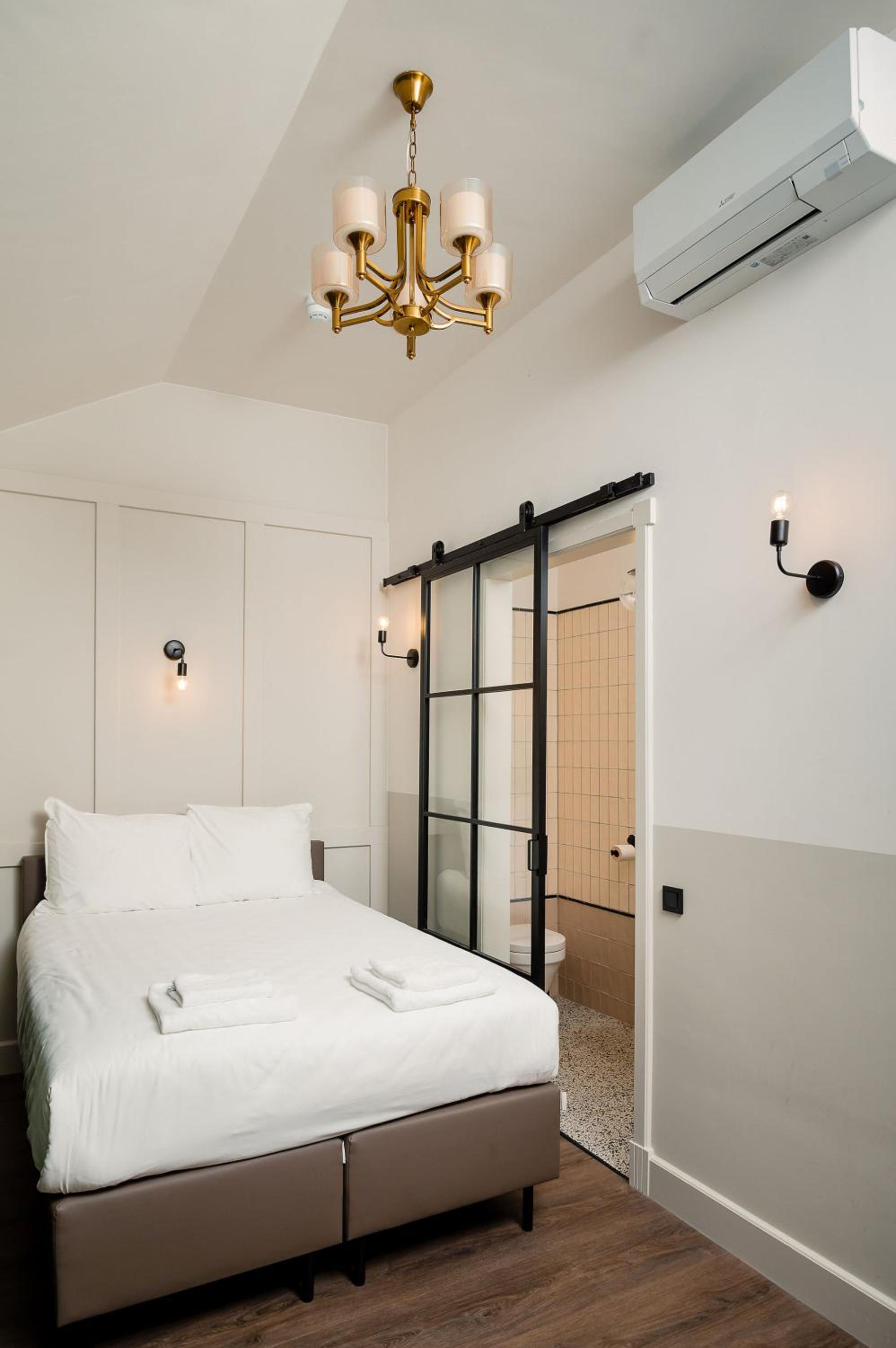 Tiny Room - Photo 15