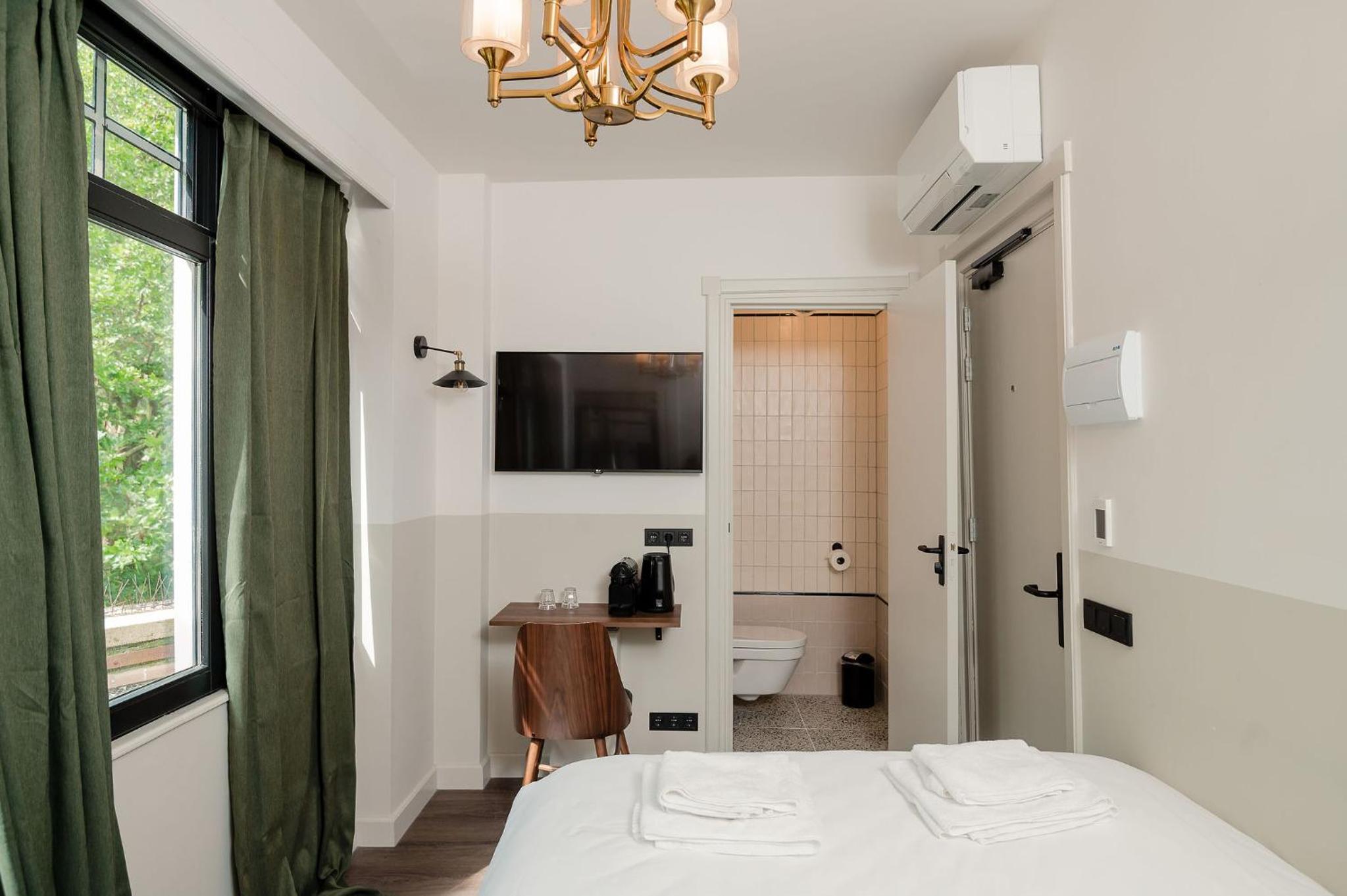 Tiny Room - Photo 6