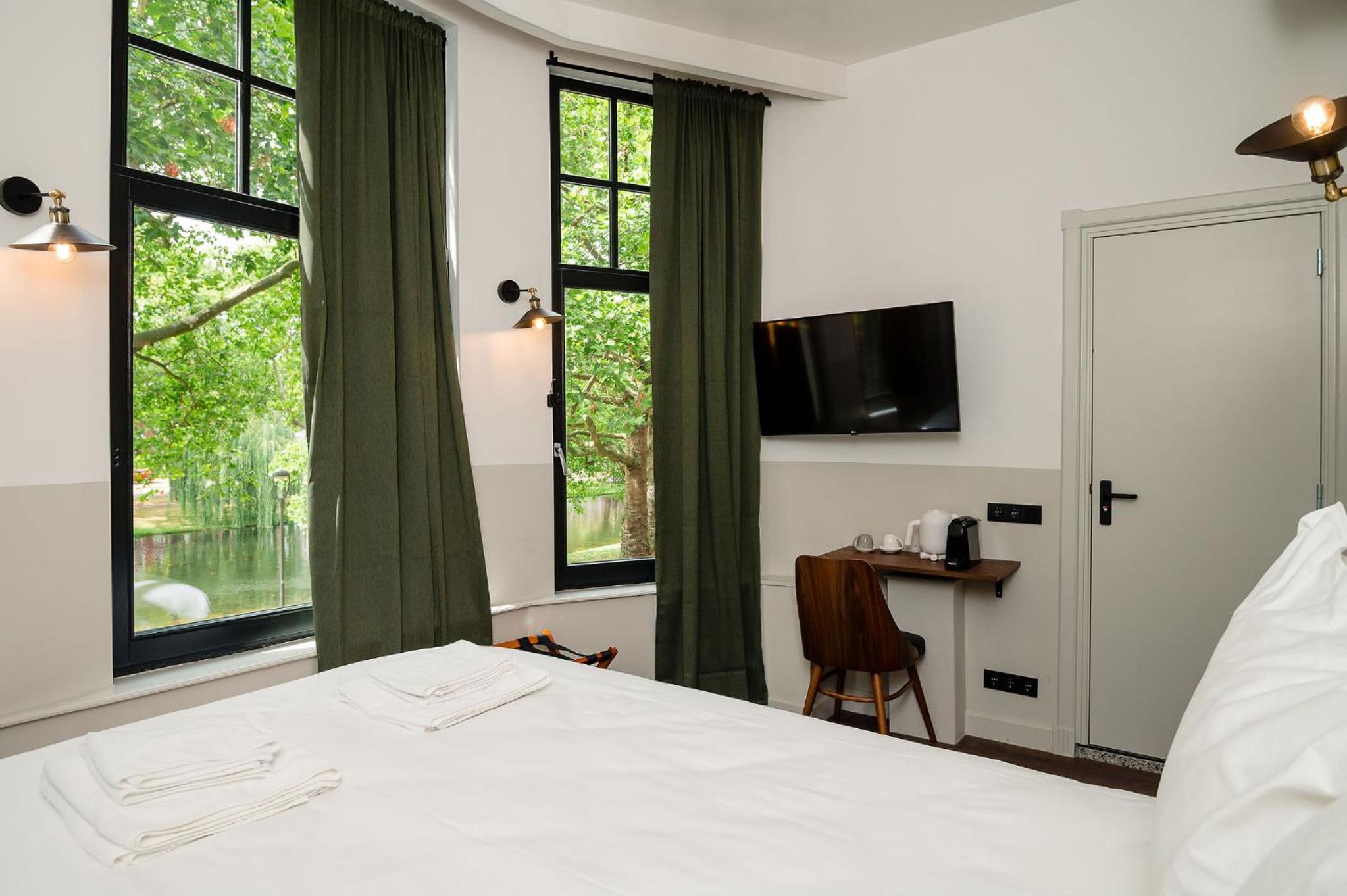 Tiny Room - Photo 1