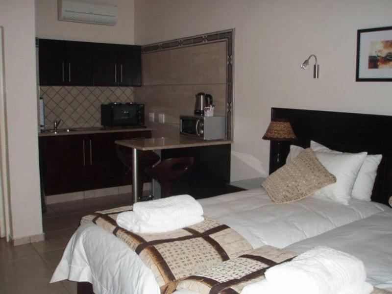 Twin Room with Bath - Photo 1