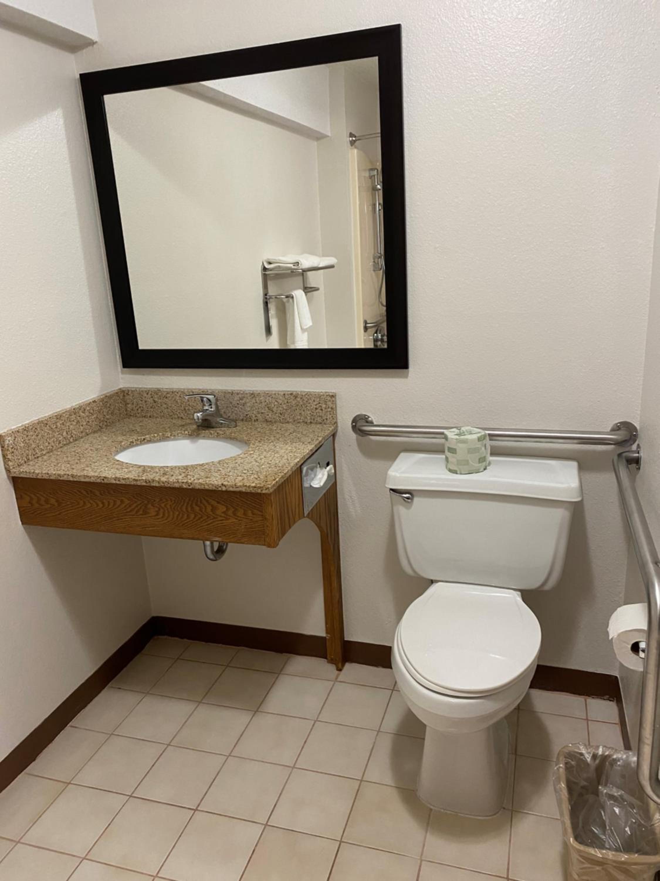 Queen Room - Mobility Access/Non-Smoking - Photo 4