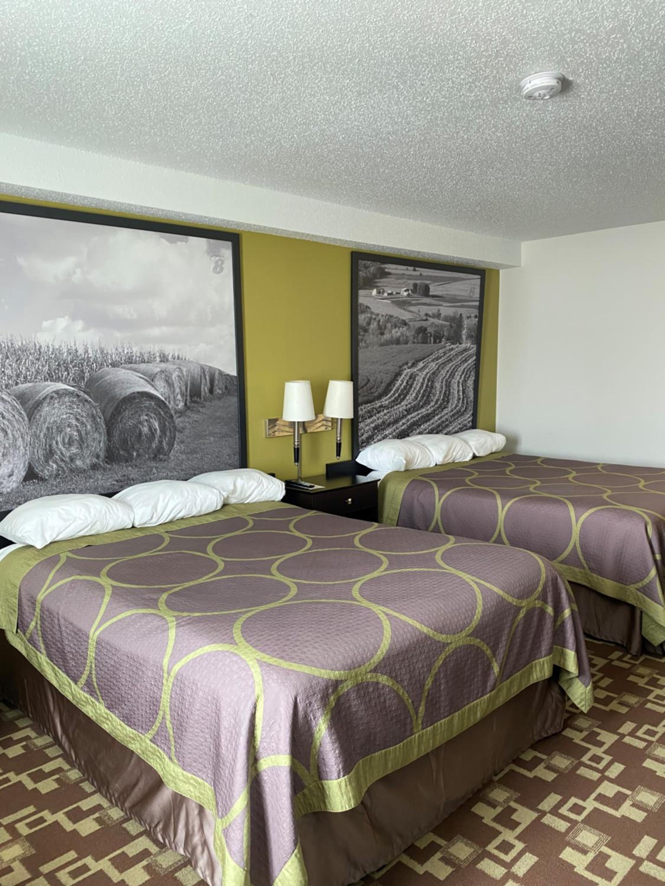 Queen Room with Two Queen Beds - Non-Smoking - Photo 2